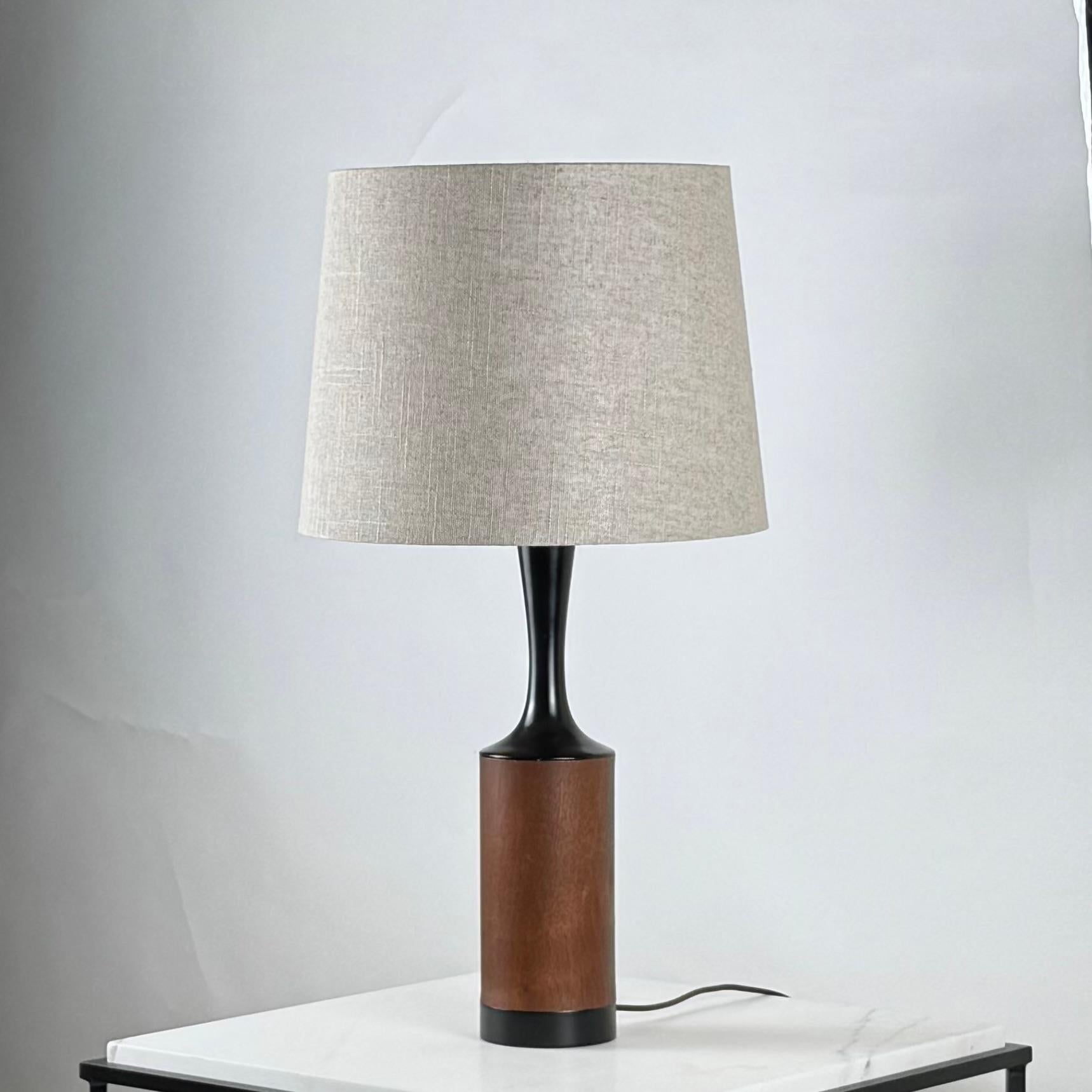 Paire de lampes élancées en noyer avec abat-jour en lin par Laurel en vente 2