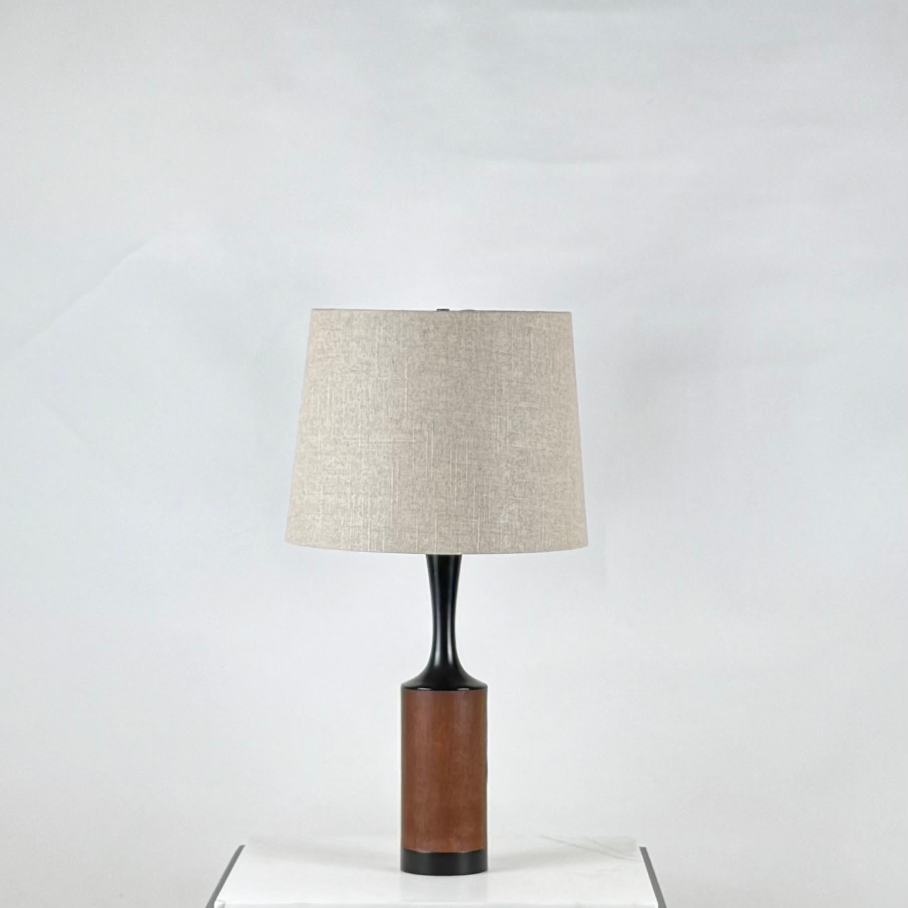 Paire de lampes élancées en noyer avec abat-jour en lin par Laurel en vente 3