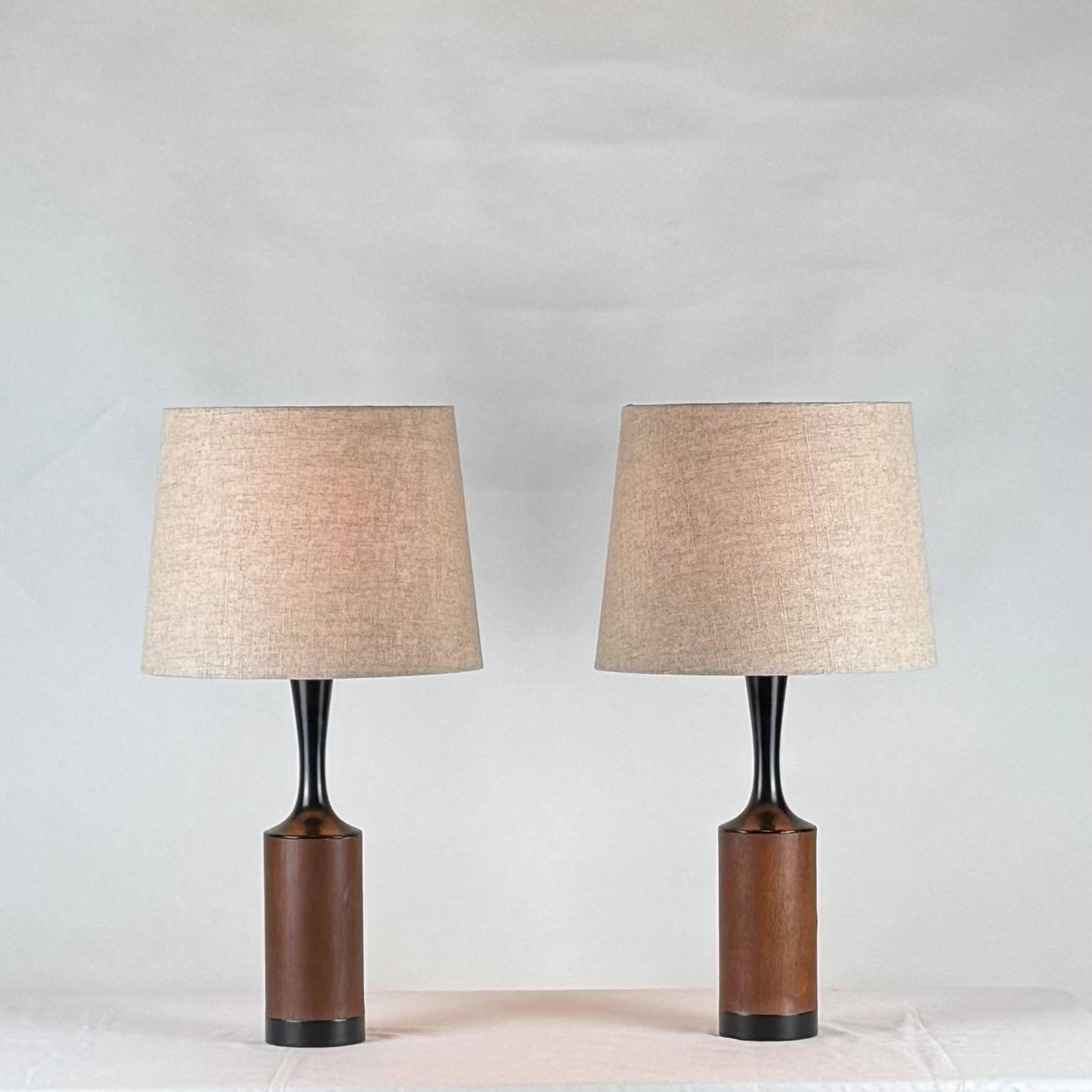 Paire de lampes élancées en noyer avec des abat-jours en lin personnalisés par la Laurel Lamp Manufacturing Company.

La Laurel Lamp Manufacturing Company Inc. (souvent appelée Laurel Lamp Company ou Laurel) était un fabricant américain de lampes et