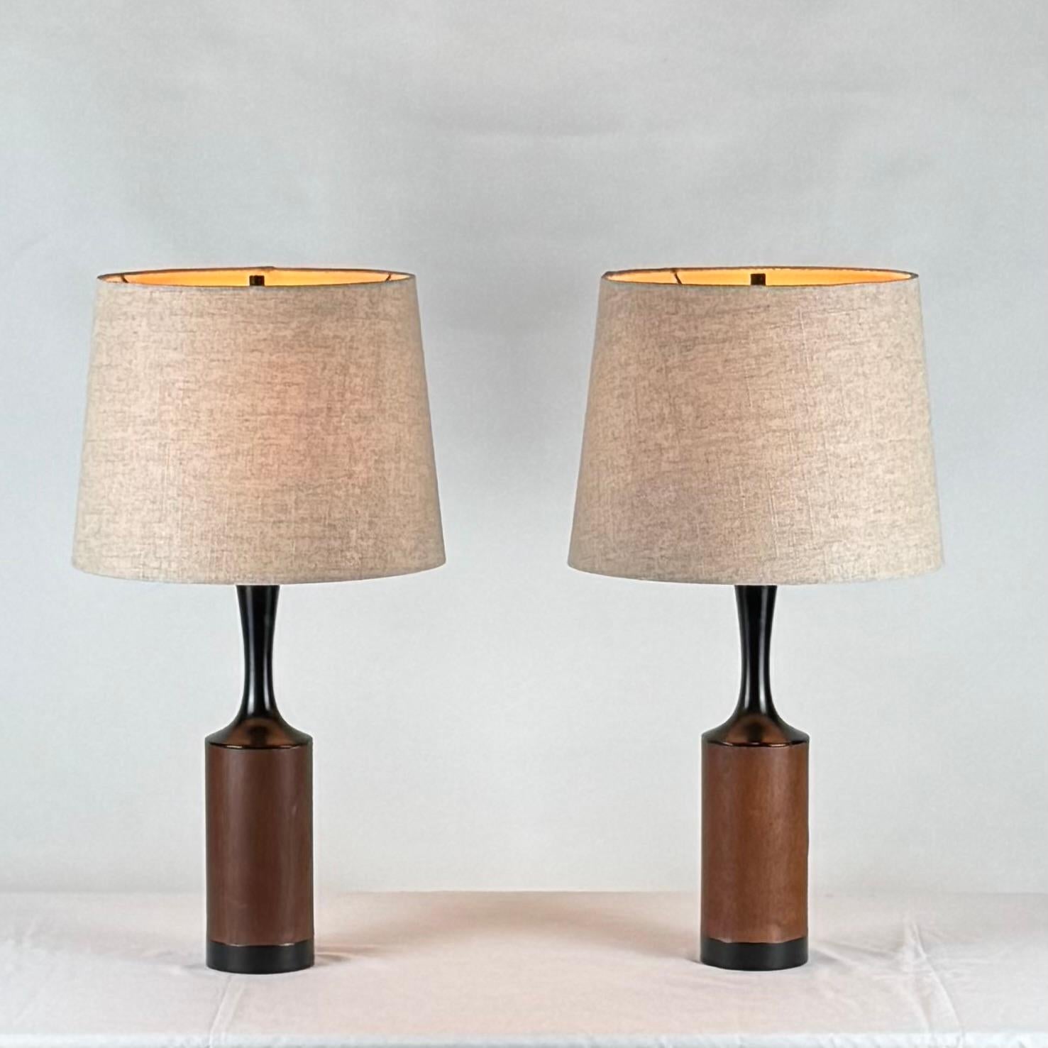 Mid-Century Modern Paire de lampes élancées en noyer avec abat-jour en lin par Laurel en vente