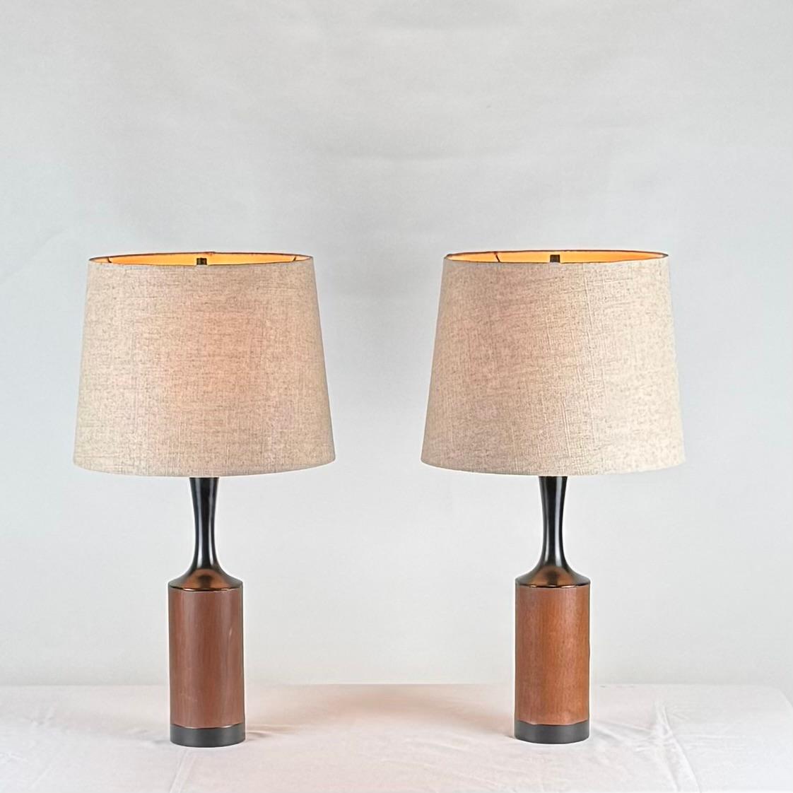 Américain Paire de lampes élancées en noyer avec abat-jour en lin par Laurel en vente
