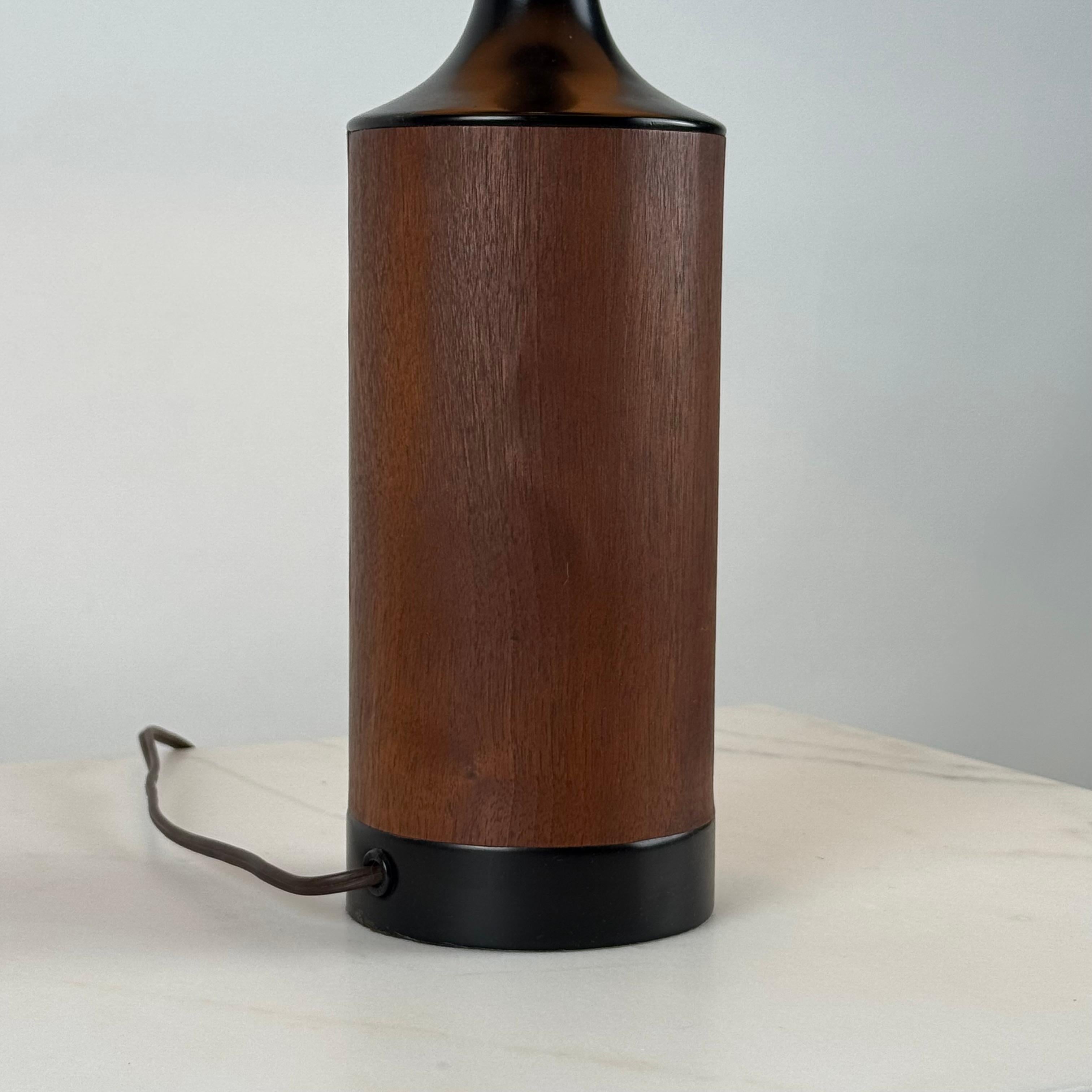 Paire de lampes élancées en noyer avec abat-jour en lin par Laurel Excellent état - En vente à Los Angeles, CA