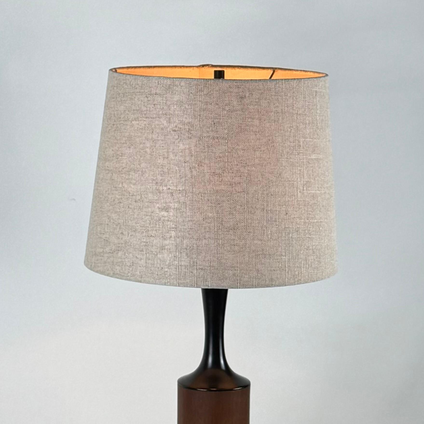 Acier Paire de lampes élancées en noyer avec abat-jour en lin par Laurel en vente