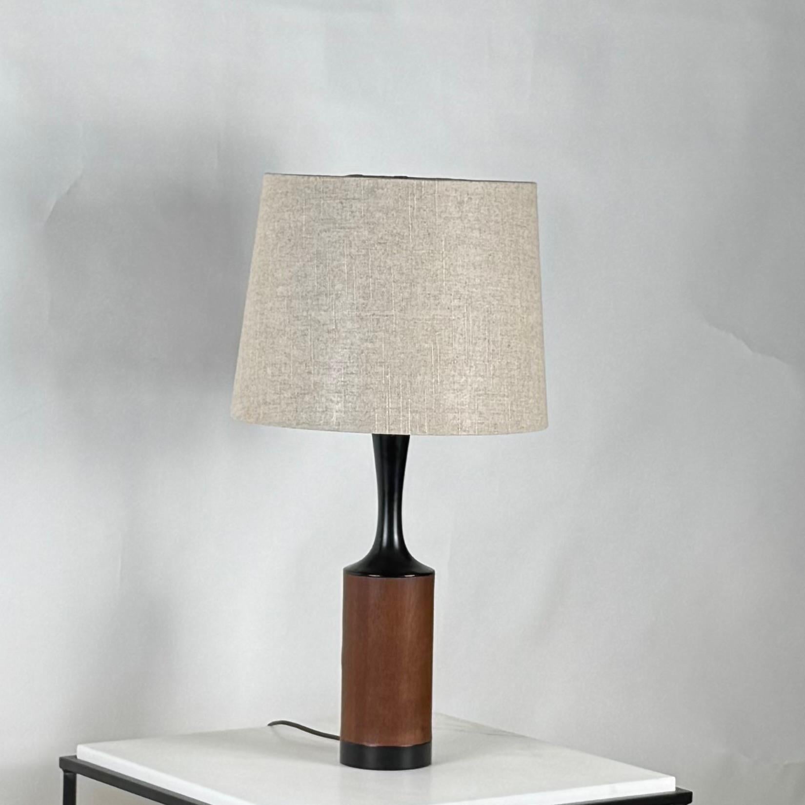 Paire de lampes élancées en noyer avec abat-jour en lin par Laurel en vente 1