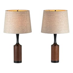 Ein Paar schlanke Nussbaumlampen mit maßgeschneiderten Leinenschirmen von Laurel