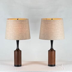 Paire de lampes élancées en noyer avec abat-jour en lin par Laurel