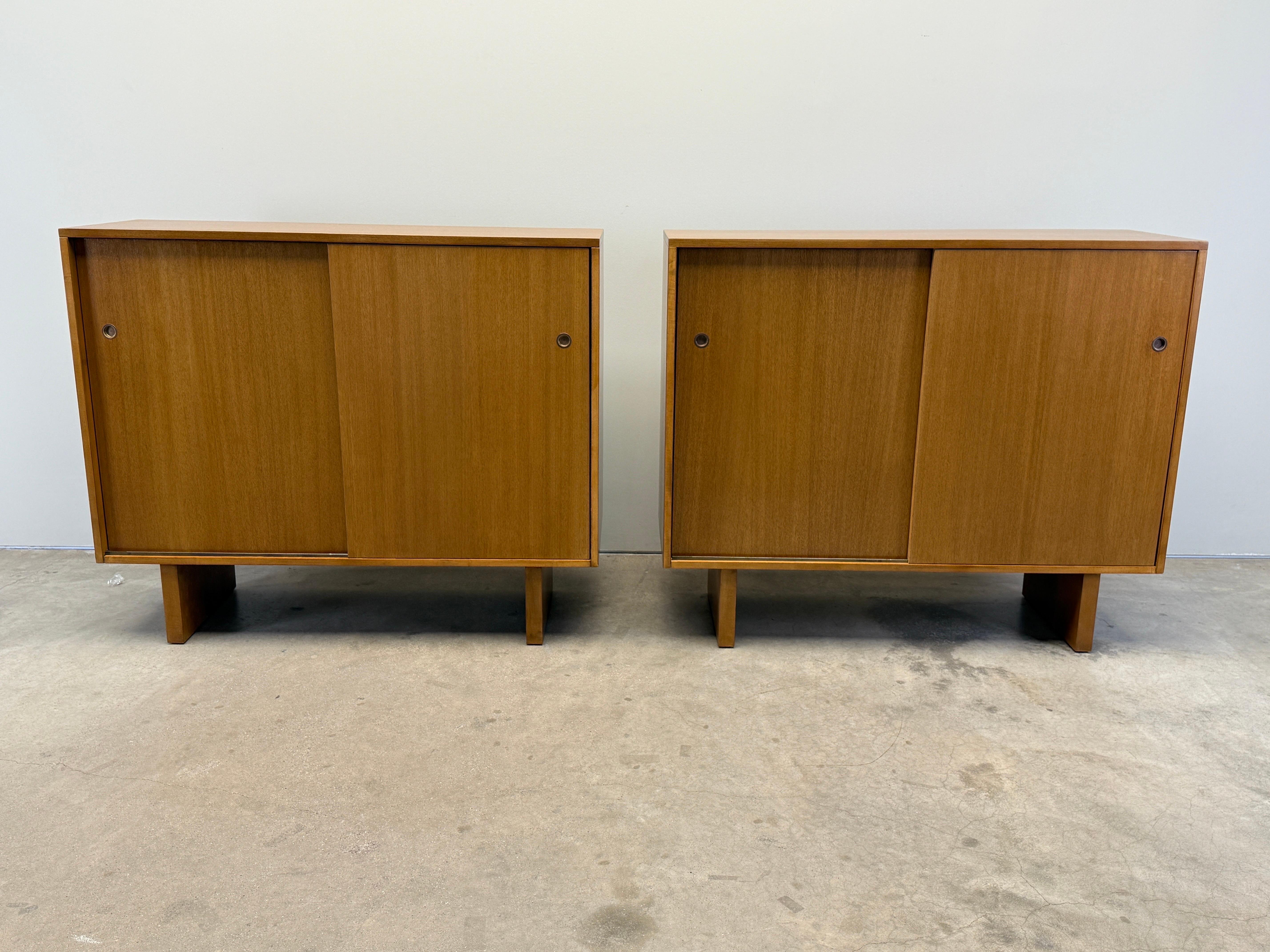 Paar Schiebetürschränke von T.H. Robsjohn-Gibbings für Widdicomb im Angebot 6