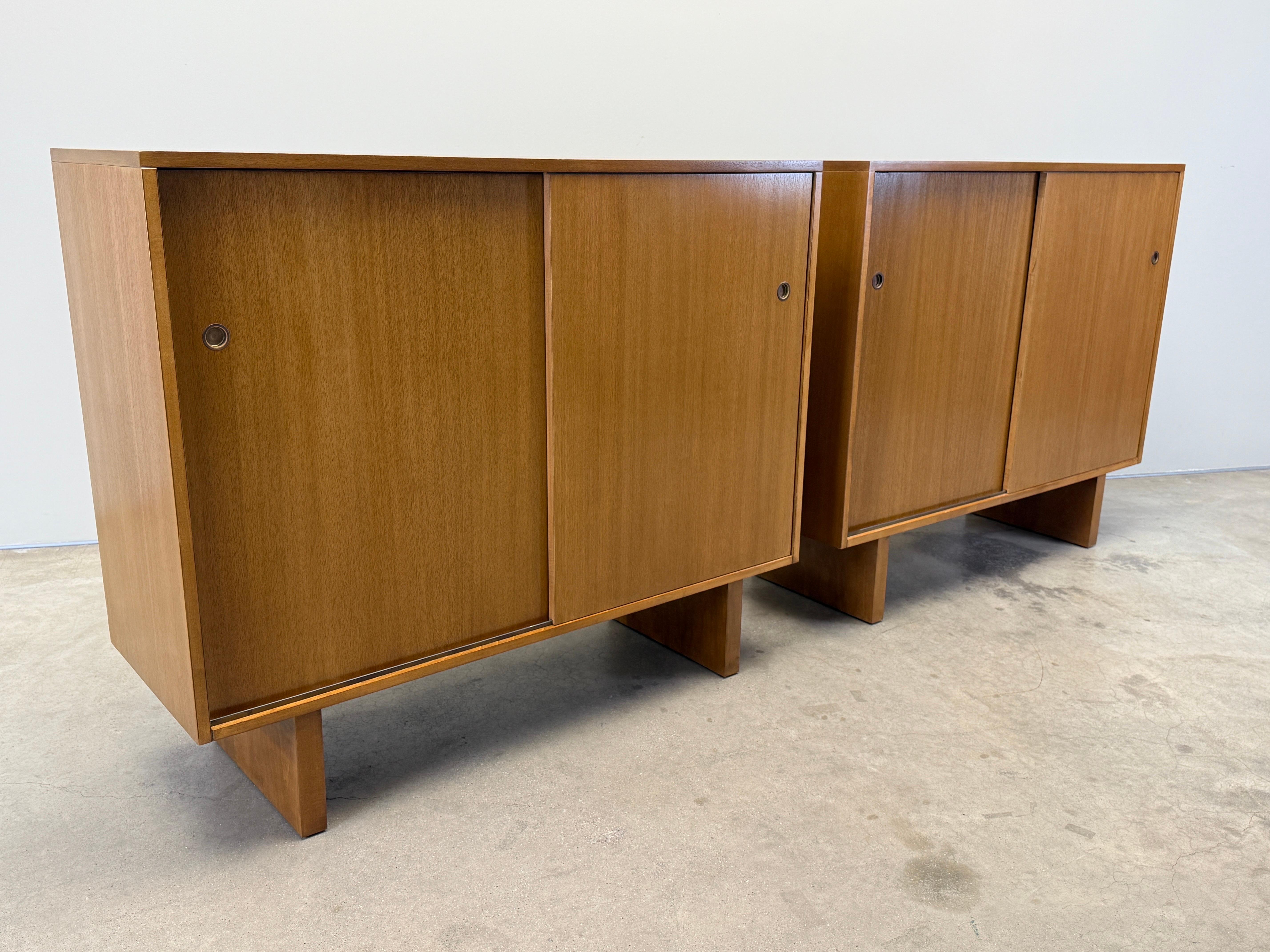 Paar Schiebetürschränke von T.H. Robsjohn-Gibbings für Widdicomb im Angebot 7