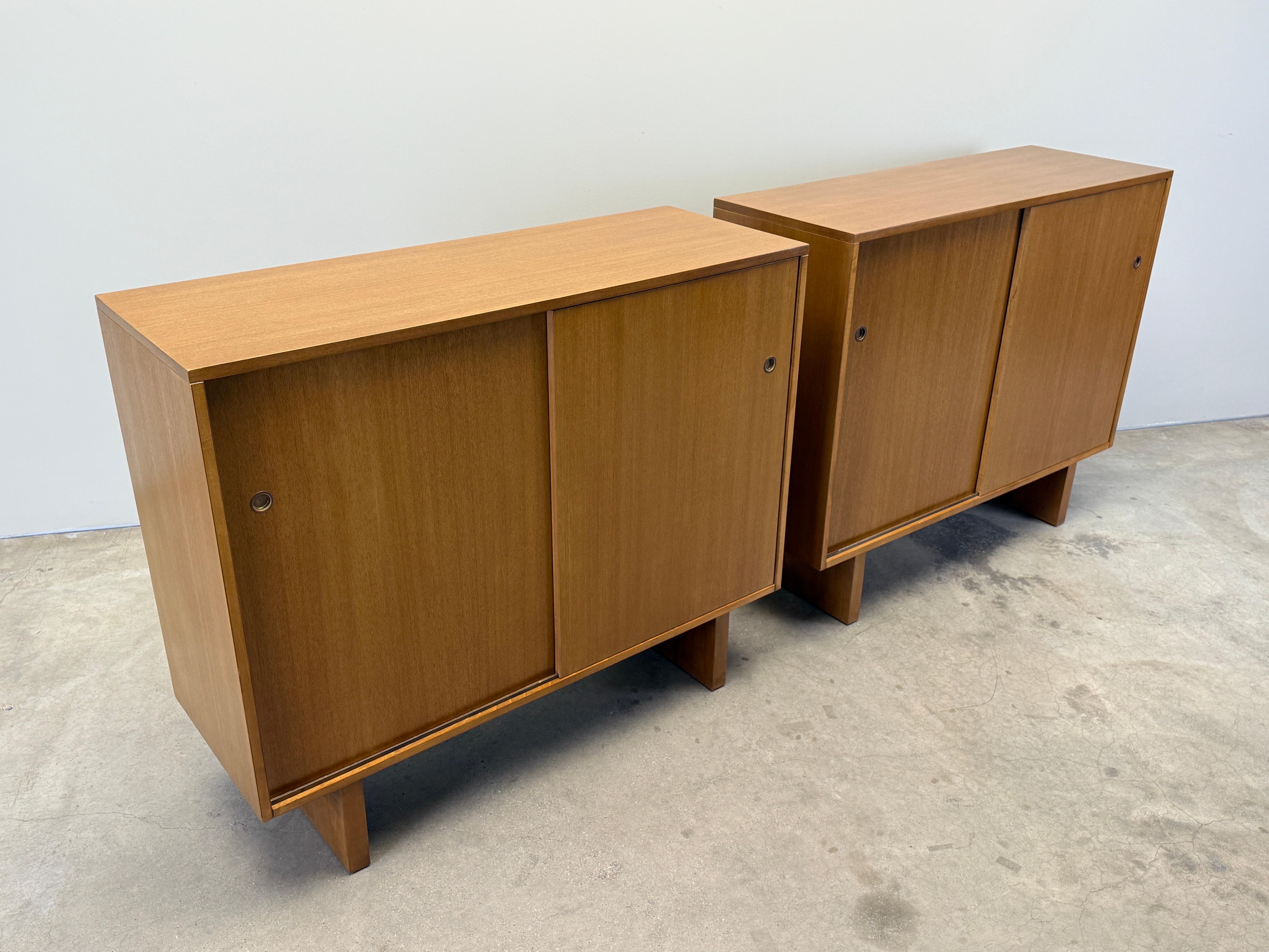 Paar Schiebetürschränke von T.H. Robsjohn-Gibbings für Widdicomb im Angebot 8