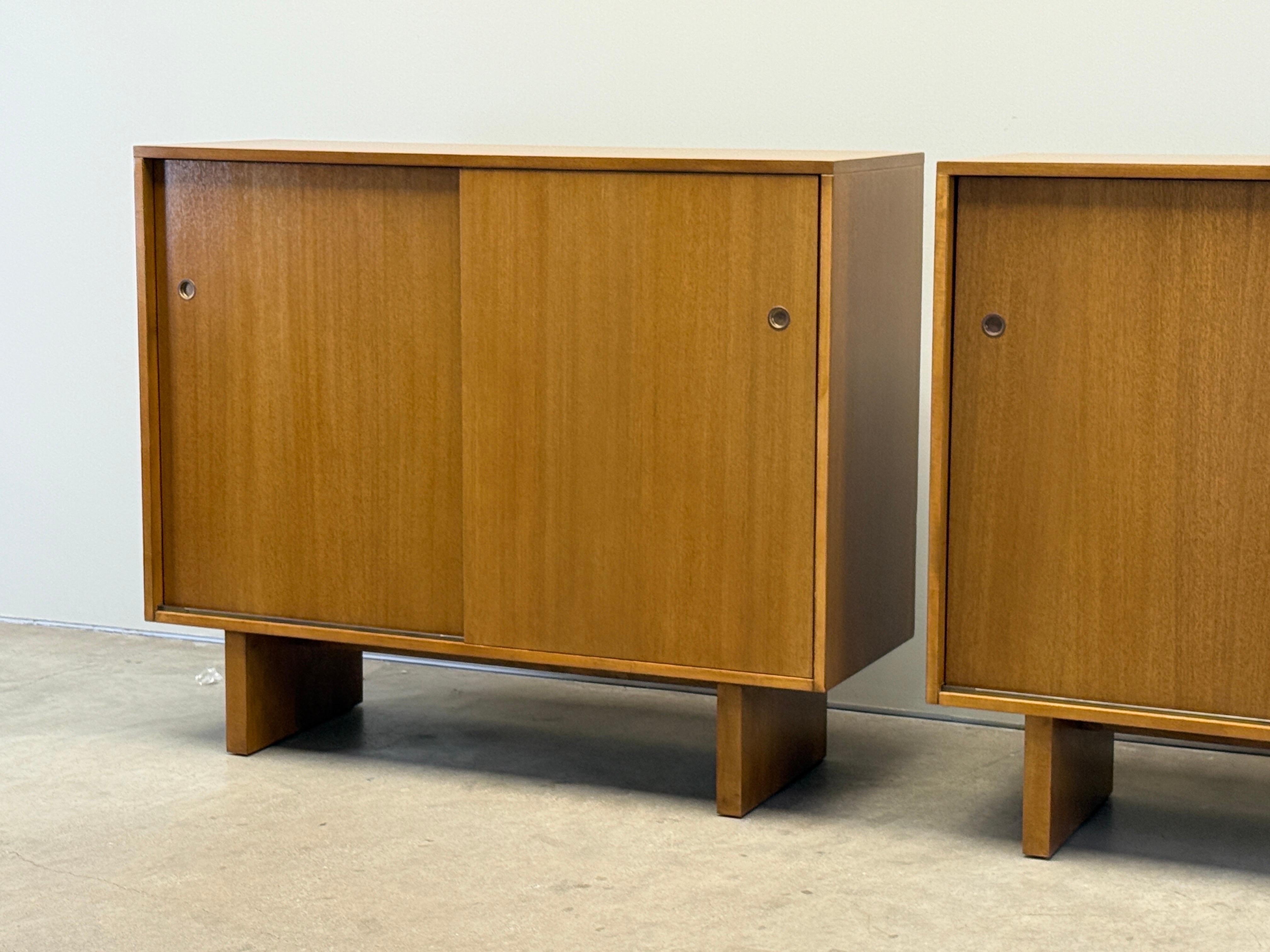 Paar Schiebetürschränke von T.H. Robsjohn-Gibbings für Widdicomb im Angebot 9