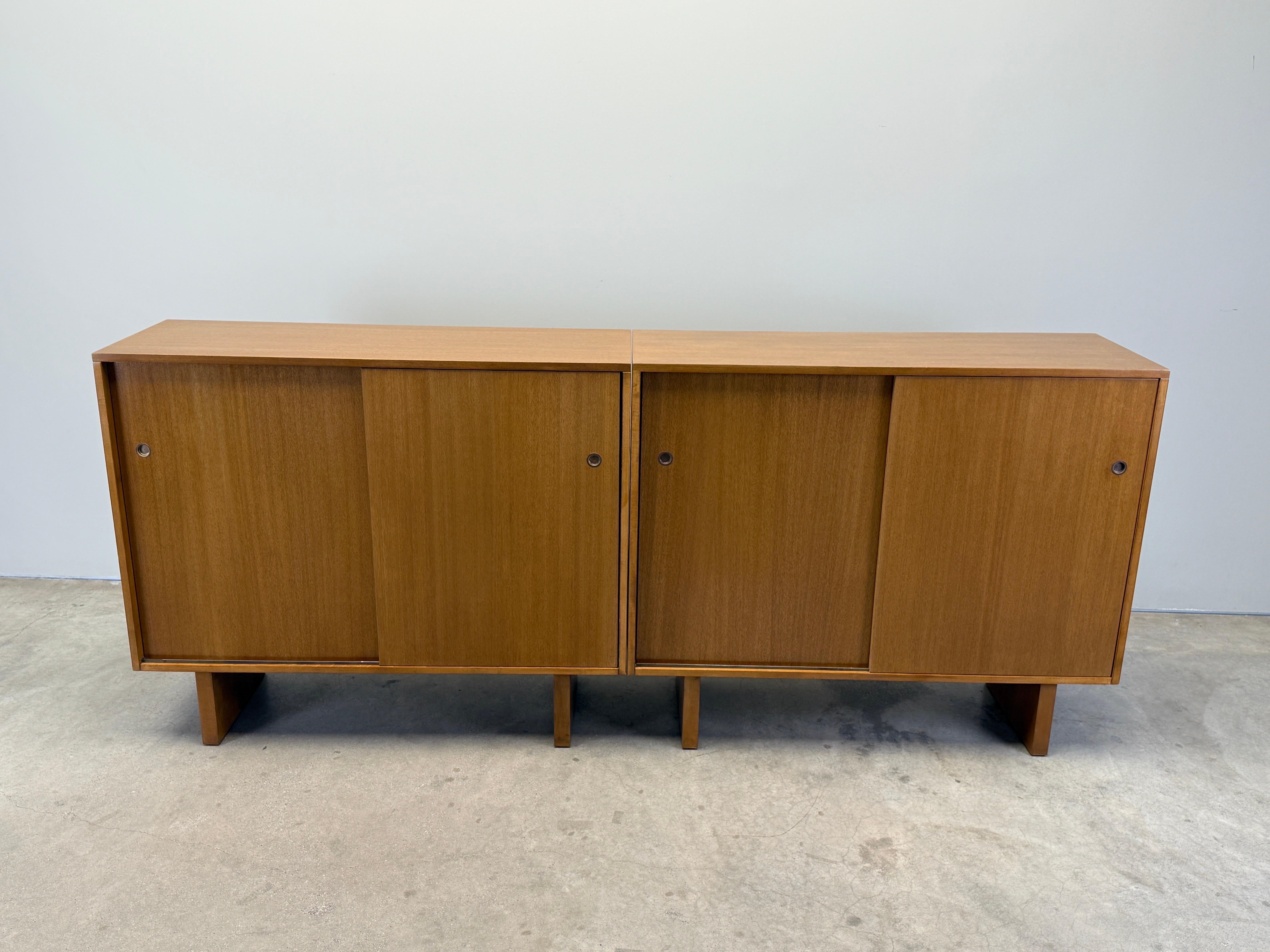 Paar Schiebetürschränke von T.H. Robsjohn-Gibbings für Widdicomb im Angebot 10