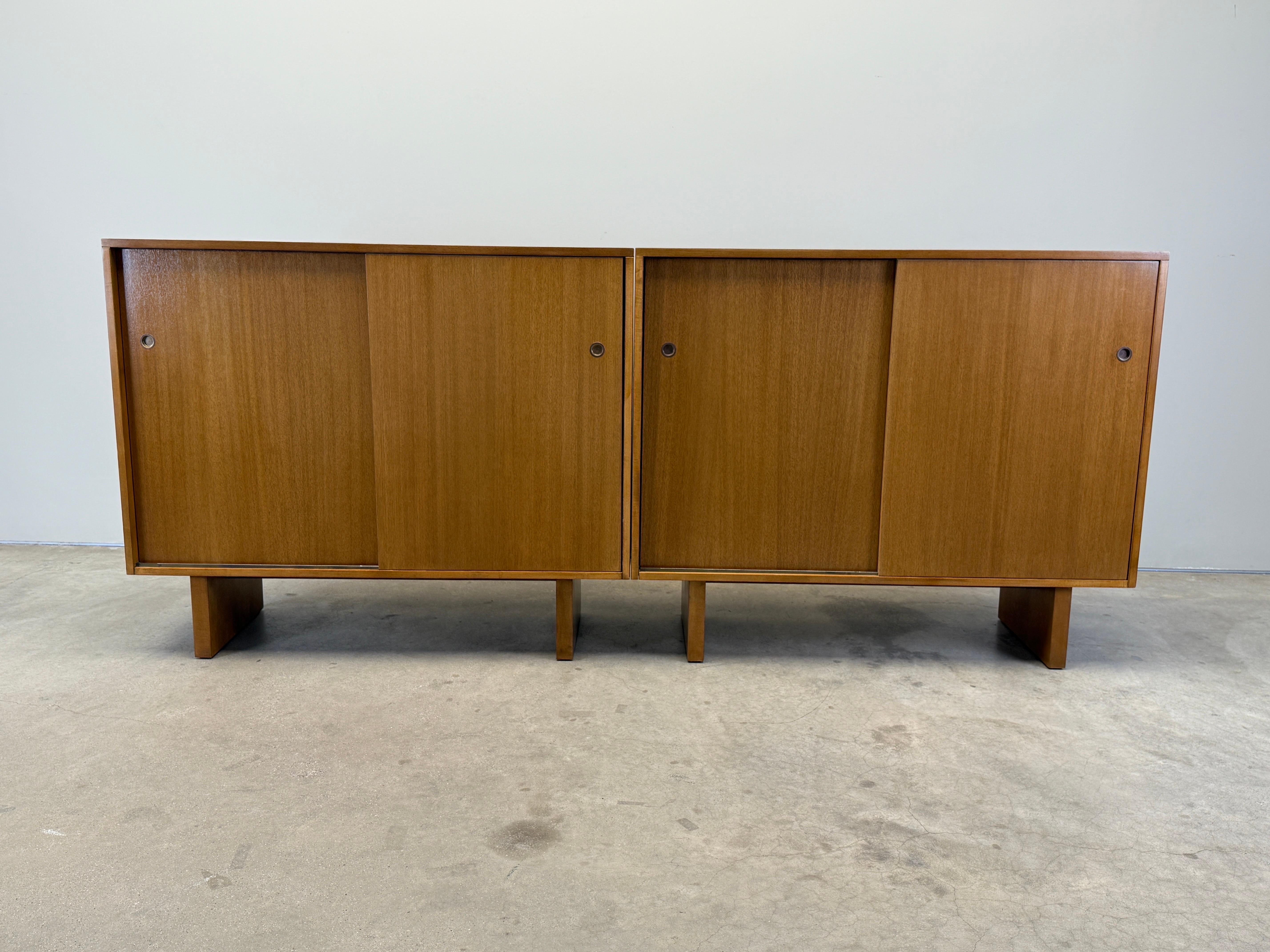 Paar Schiebetürschränke von T.H. Robsjohn-Gibbings für Widdicomb im Angebot 11