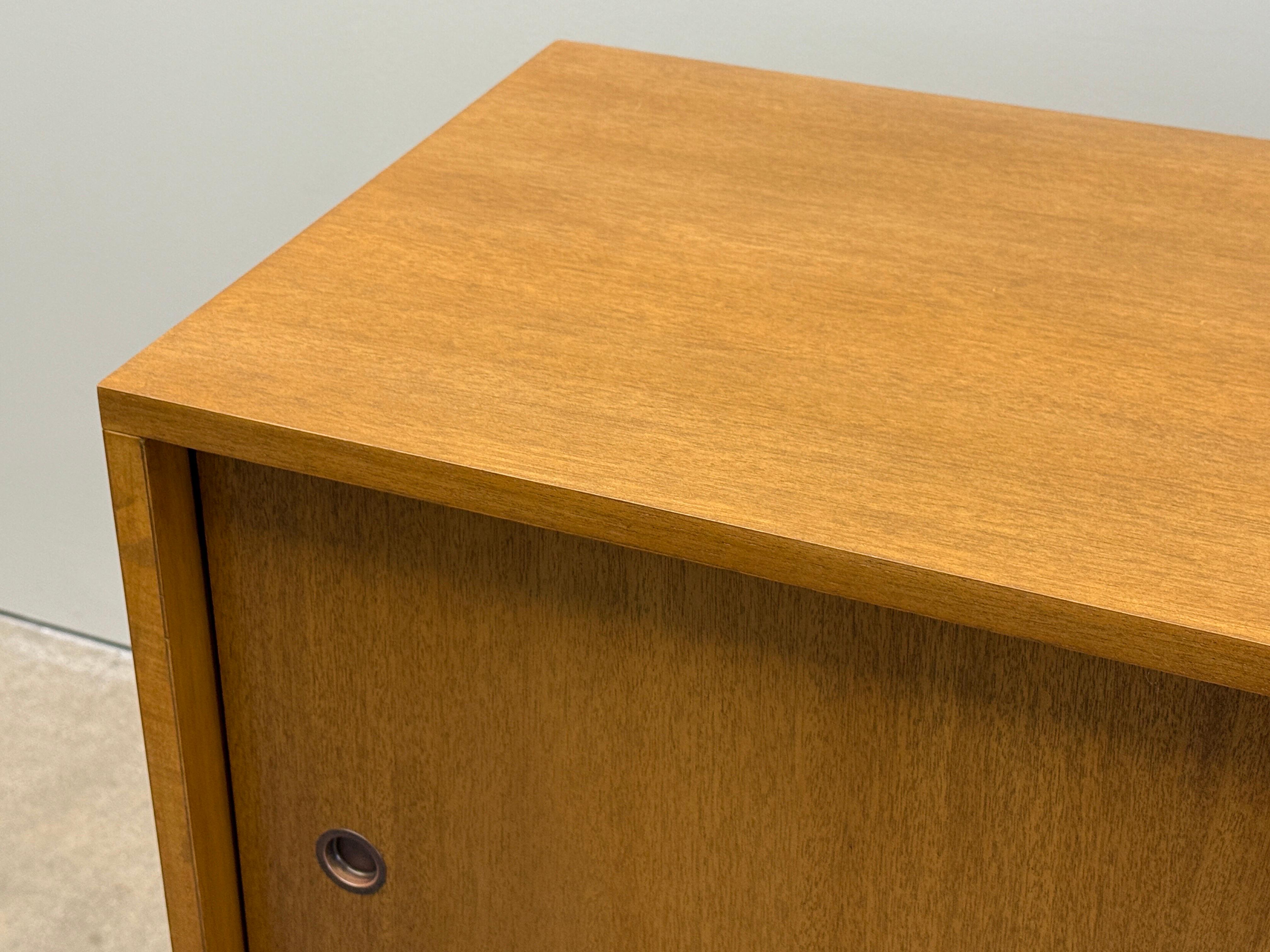 Paar Schiebetürschränke von T.H. Robsjohn-Gibbings für Widdicomb im Angebot 13