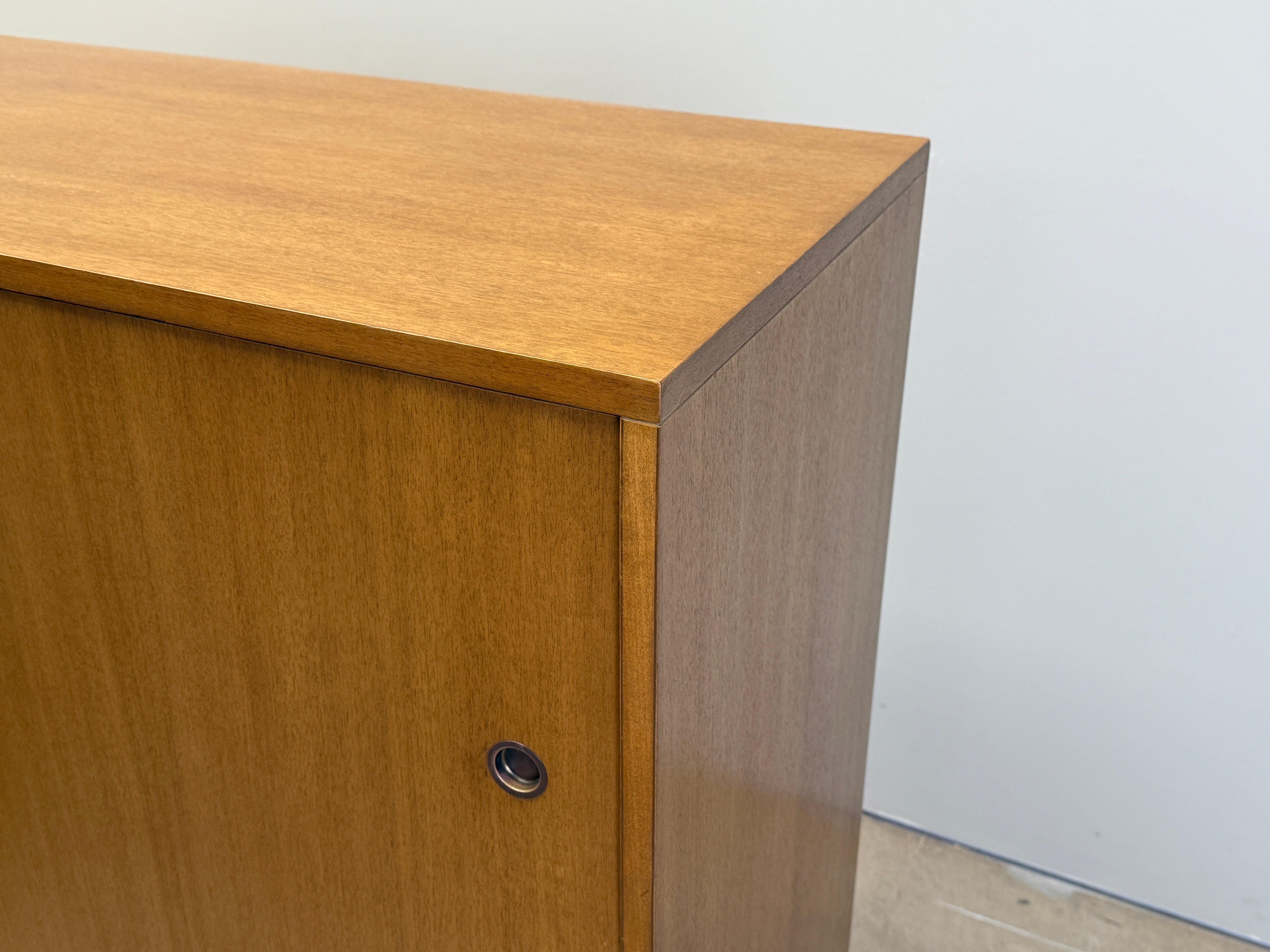 Paar Schiebetürschränke von T.H. Robsjohn-Gibbings für Widdicomb im Angebot 15