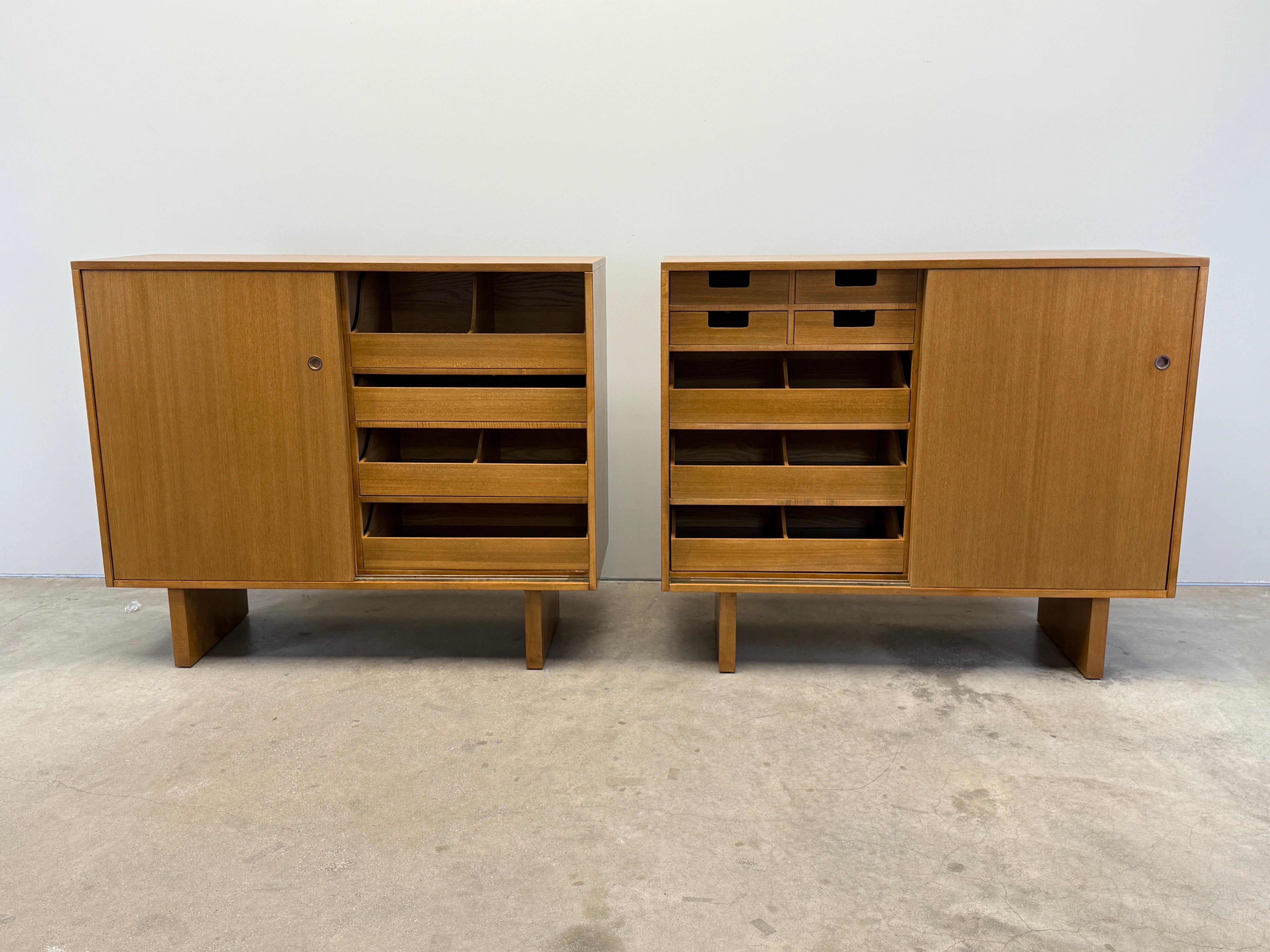 Paar Schiebetürschränke von T.H. Robsjohn-Gibbings für Widdicomb im Zustand „Gut“ im Angebot in Dallas, TX