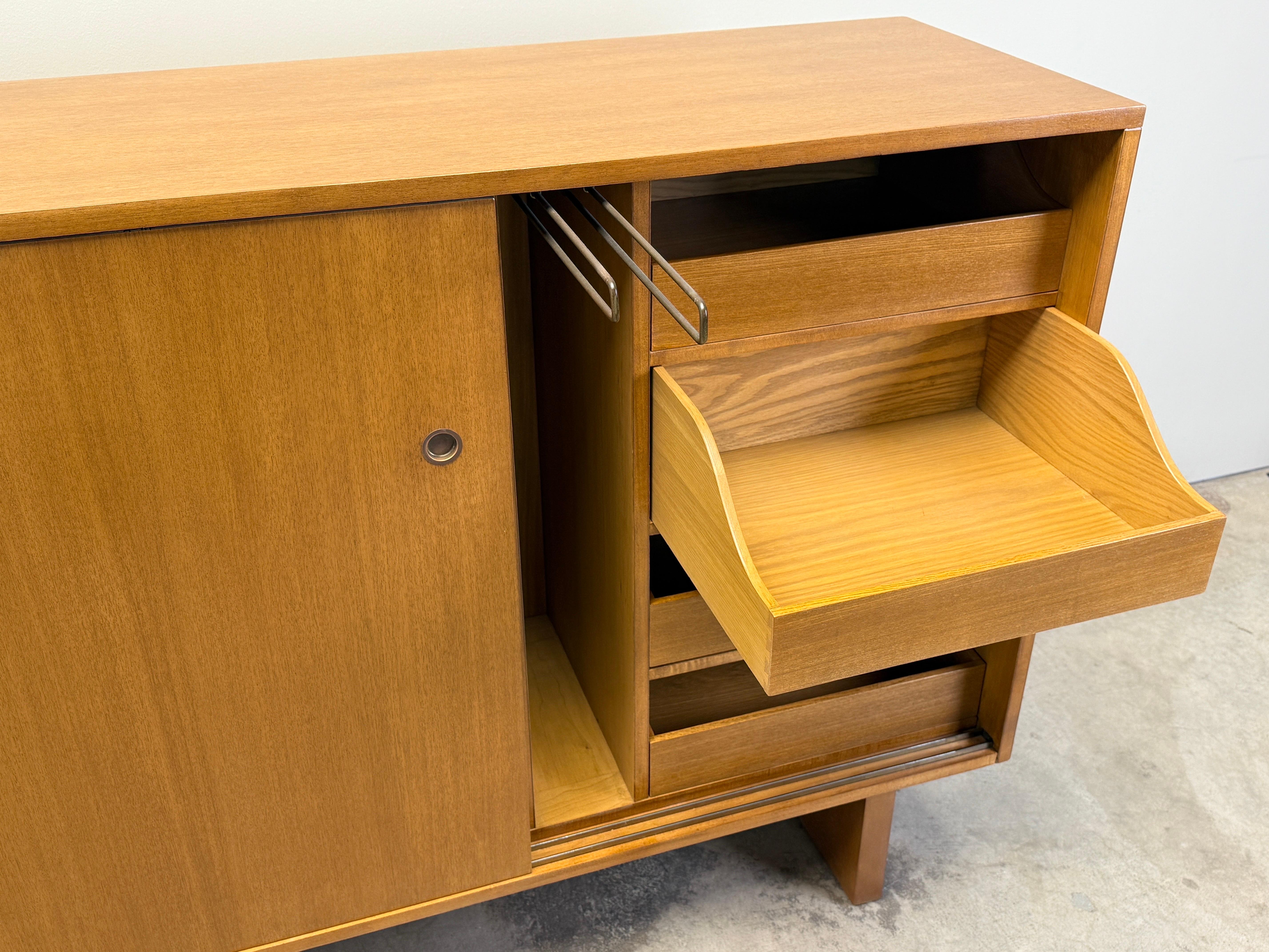 Paar Schiebetürschränke von T.H. Robsjohn-Gibbings für Widdicomb (Mitte des 20. Jahrhunderts) im Angebot