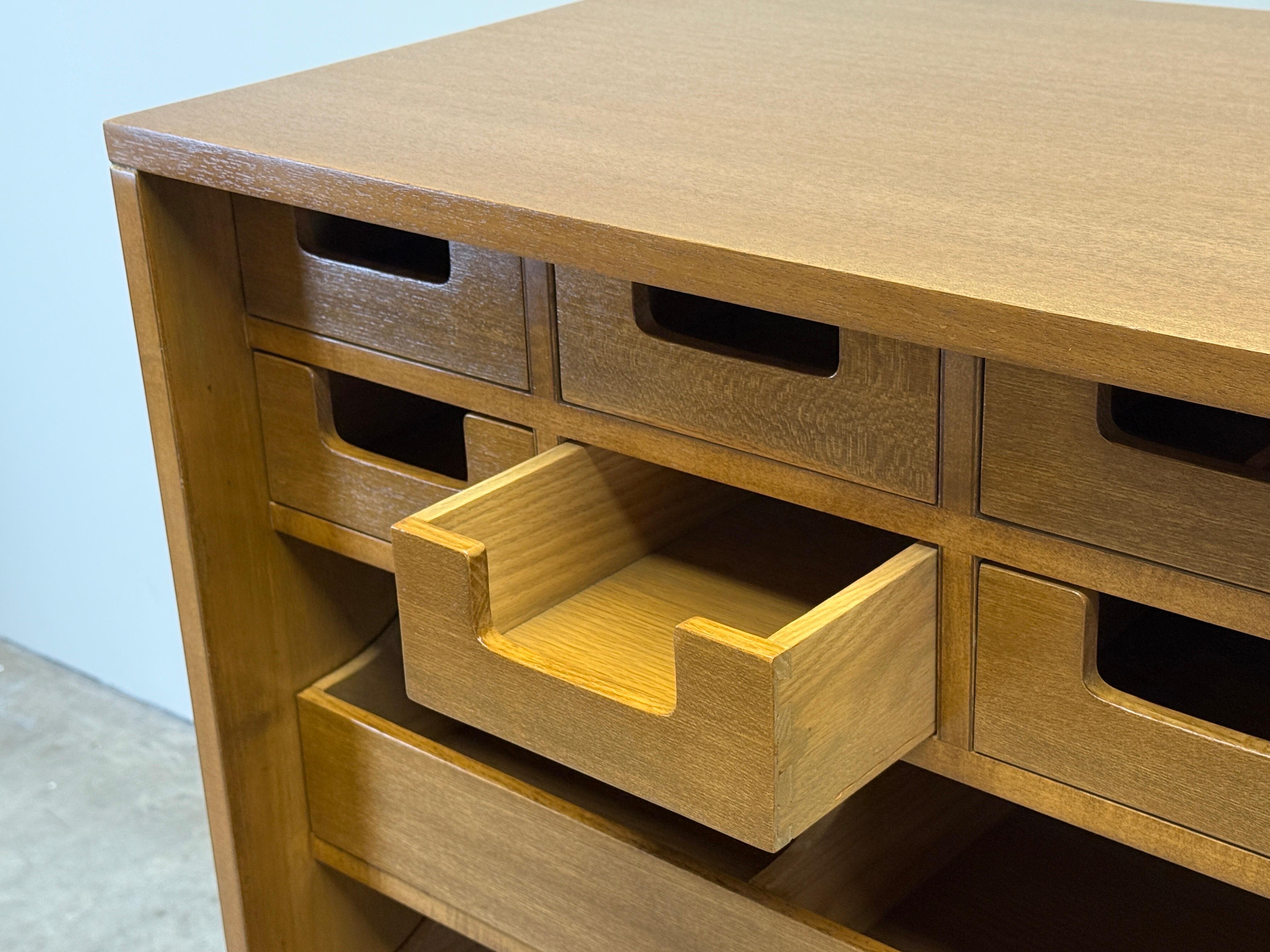 Paar Schiebetürschränke von T.H. Robsjohn-Gibbings für Widdicomb (Mahagoni) im Angebot