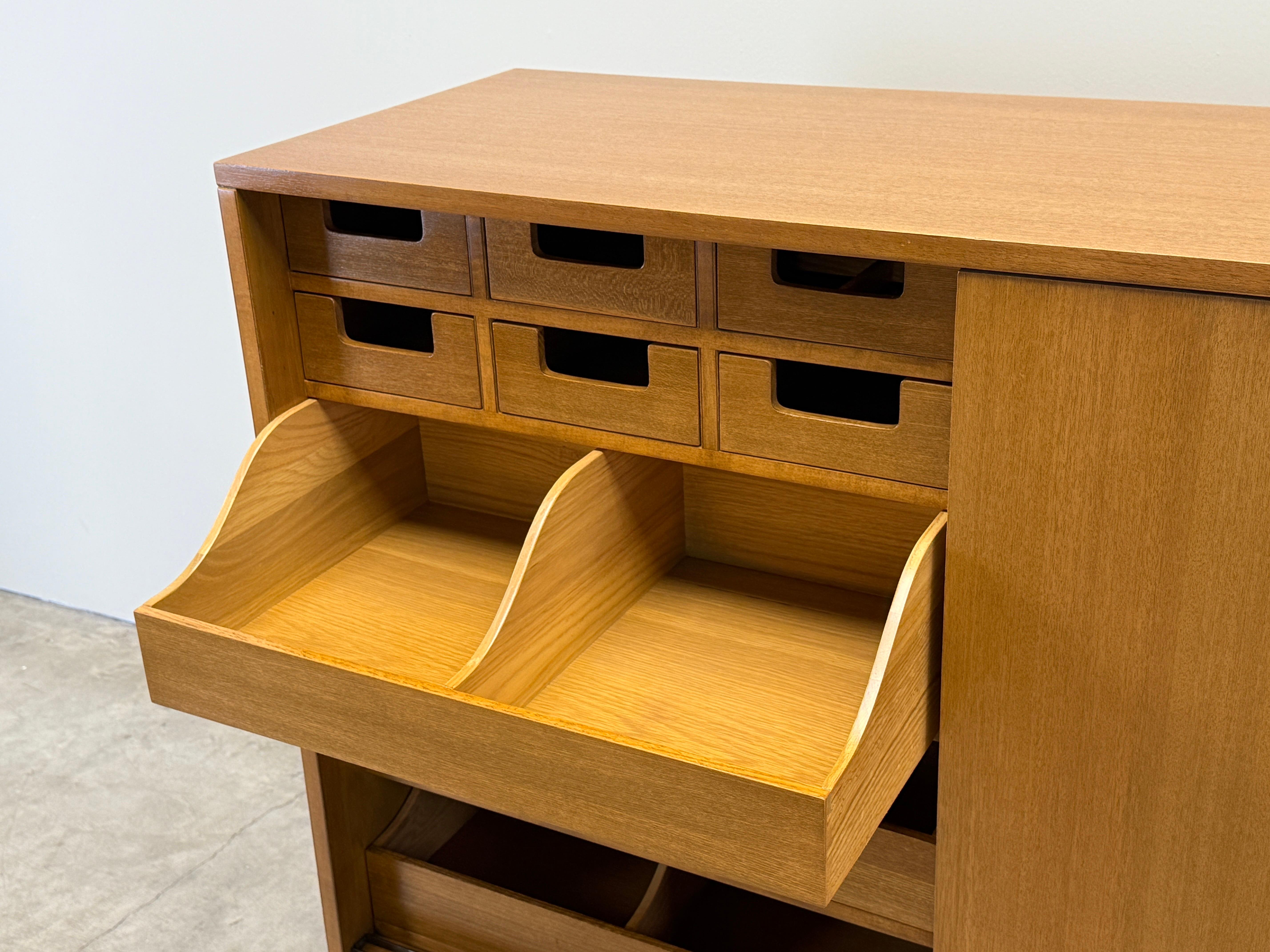 Paar Schiebetürschränke von T.H. Robsjohn-Gibbings für Widdicomb im Angebot 1