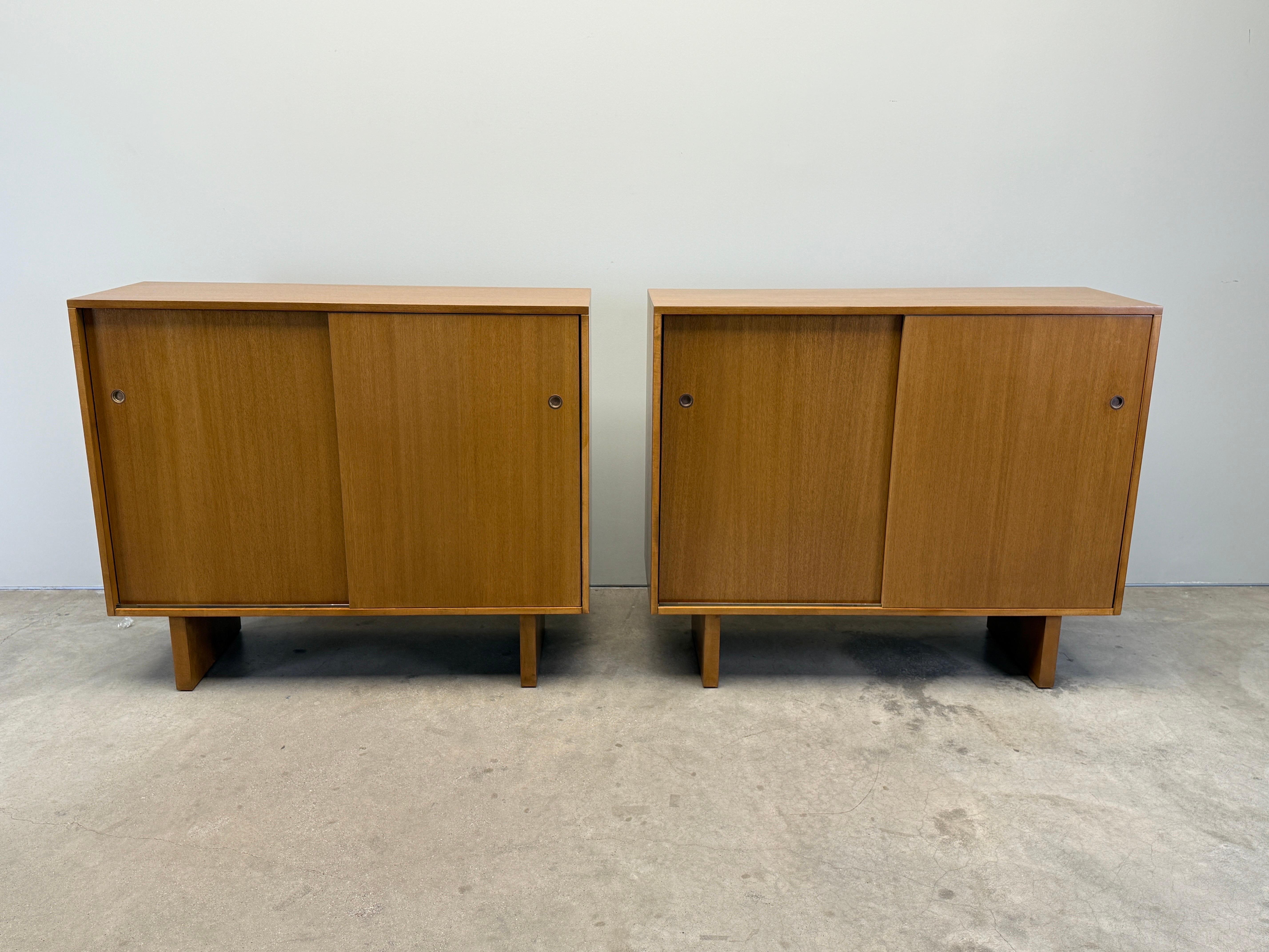 Paar Schiebetürschränke von T.H. Robsjohn-Gibbings für Widdicomb im Angebot 2