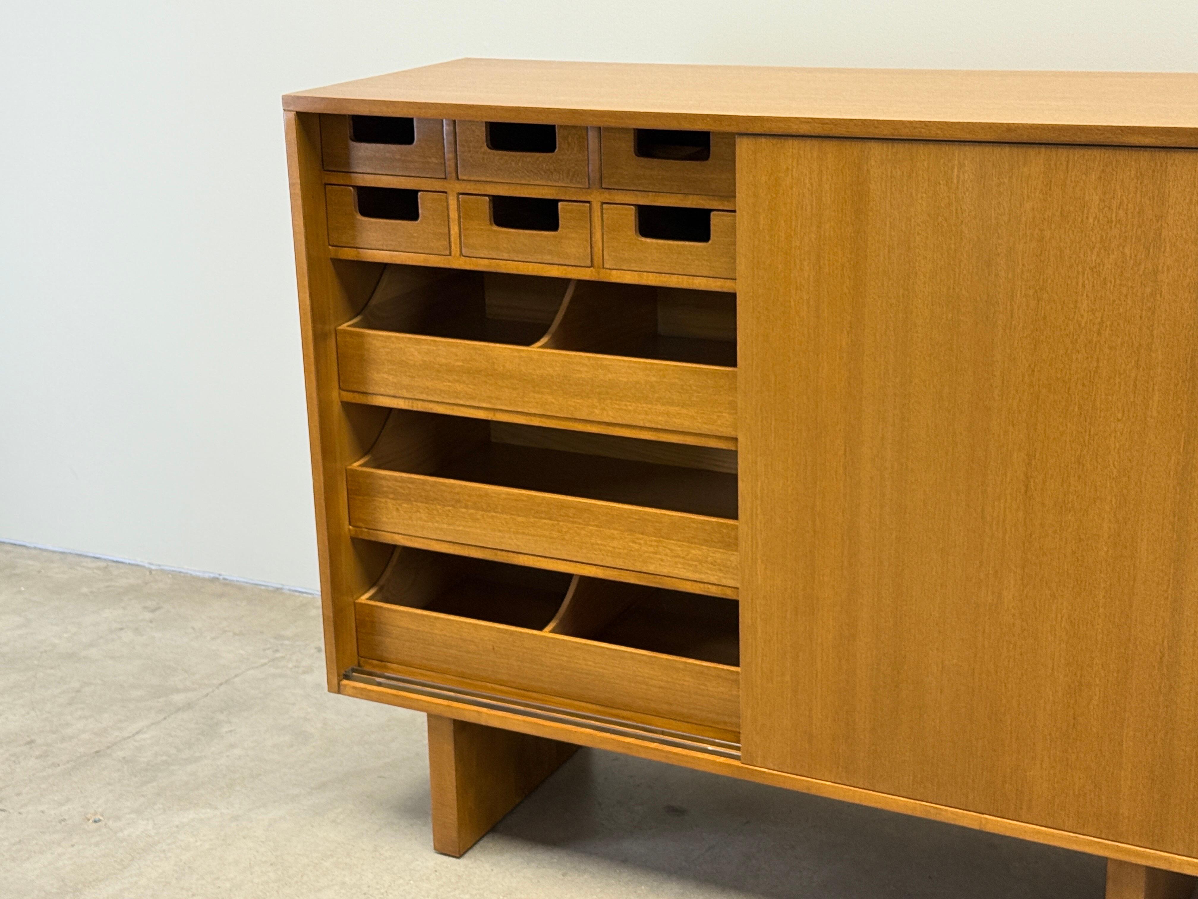 Paar Schiebetürschränke von T.H. Robsjohn-Gibbings für Widdicomb im Angebot 3