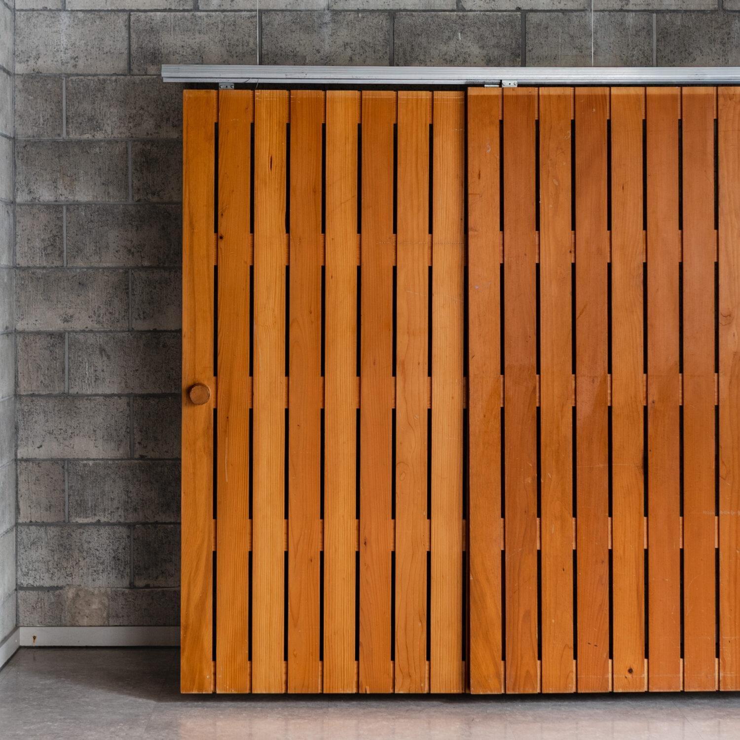 Paar Schiebetüren von Charlotte Perriand (Mitte des 20. Jahrhunderts) im Angebot