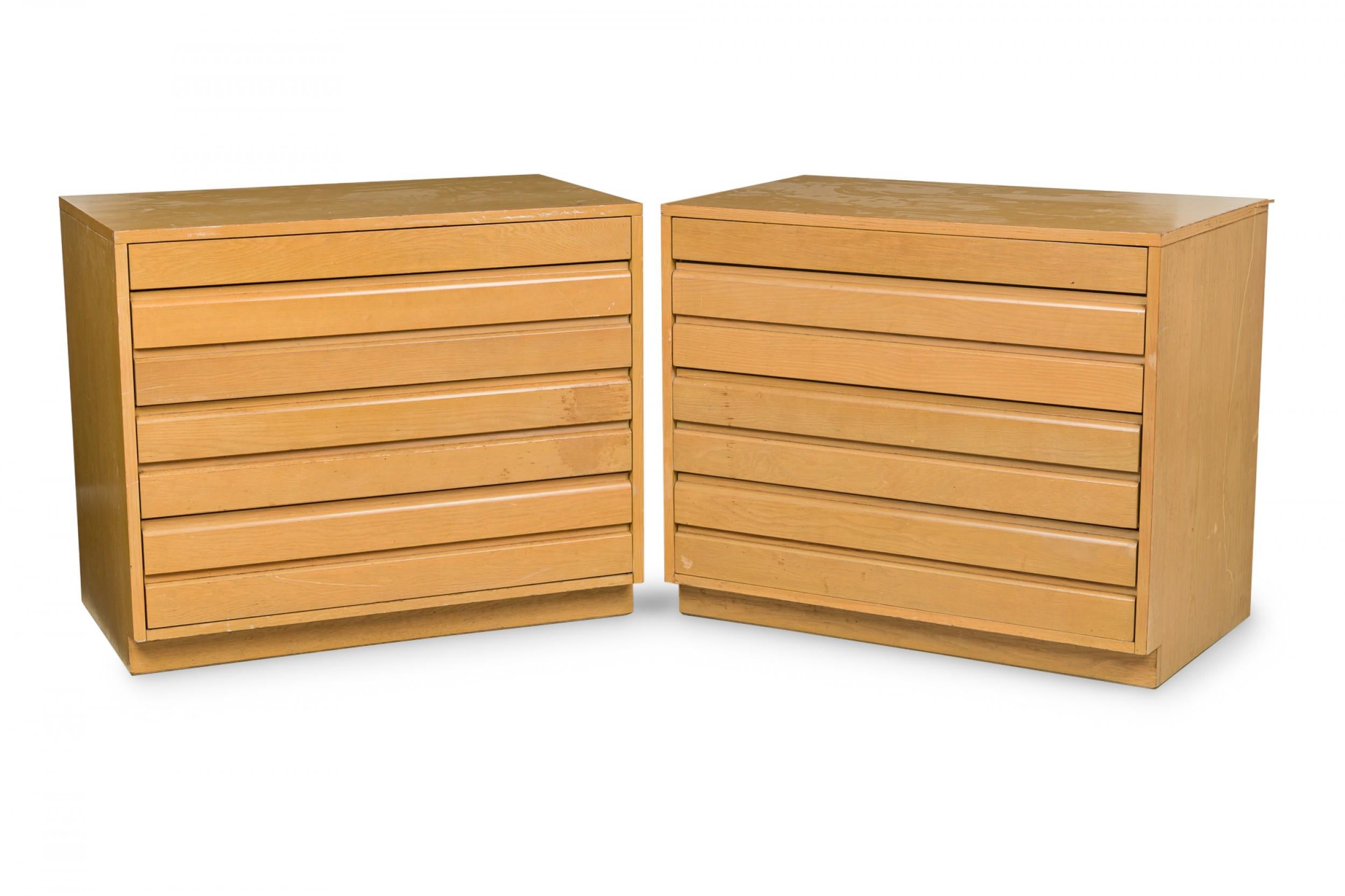 Wood Pair of Sligh Furniture American Modern Chest of Drawers / Nightstands For Sale