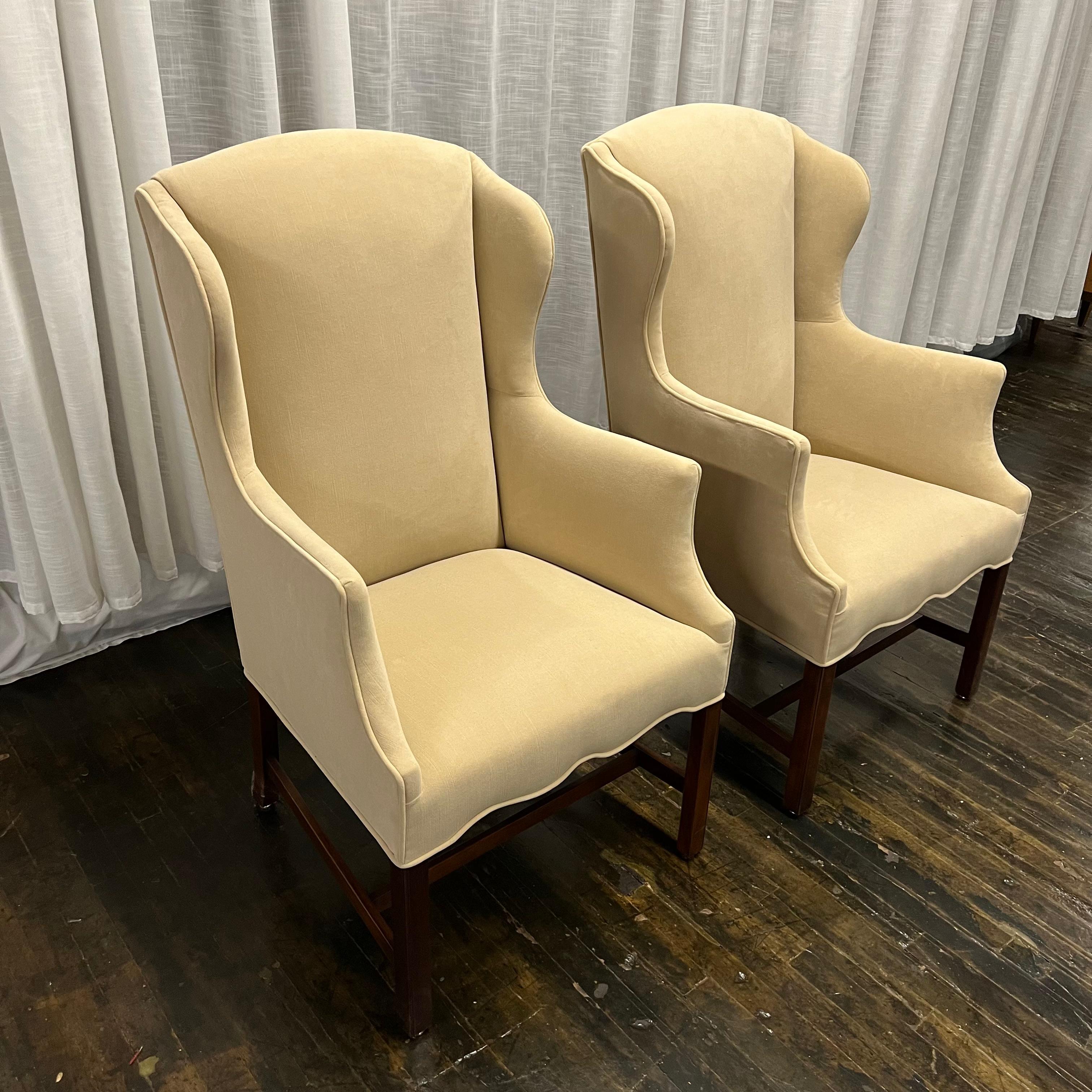 Américain Paire de chaises à oreilles de style Chippendale du milieu du siècle dernier en vente