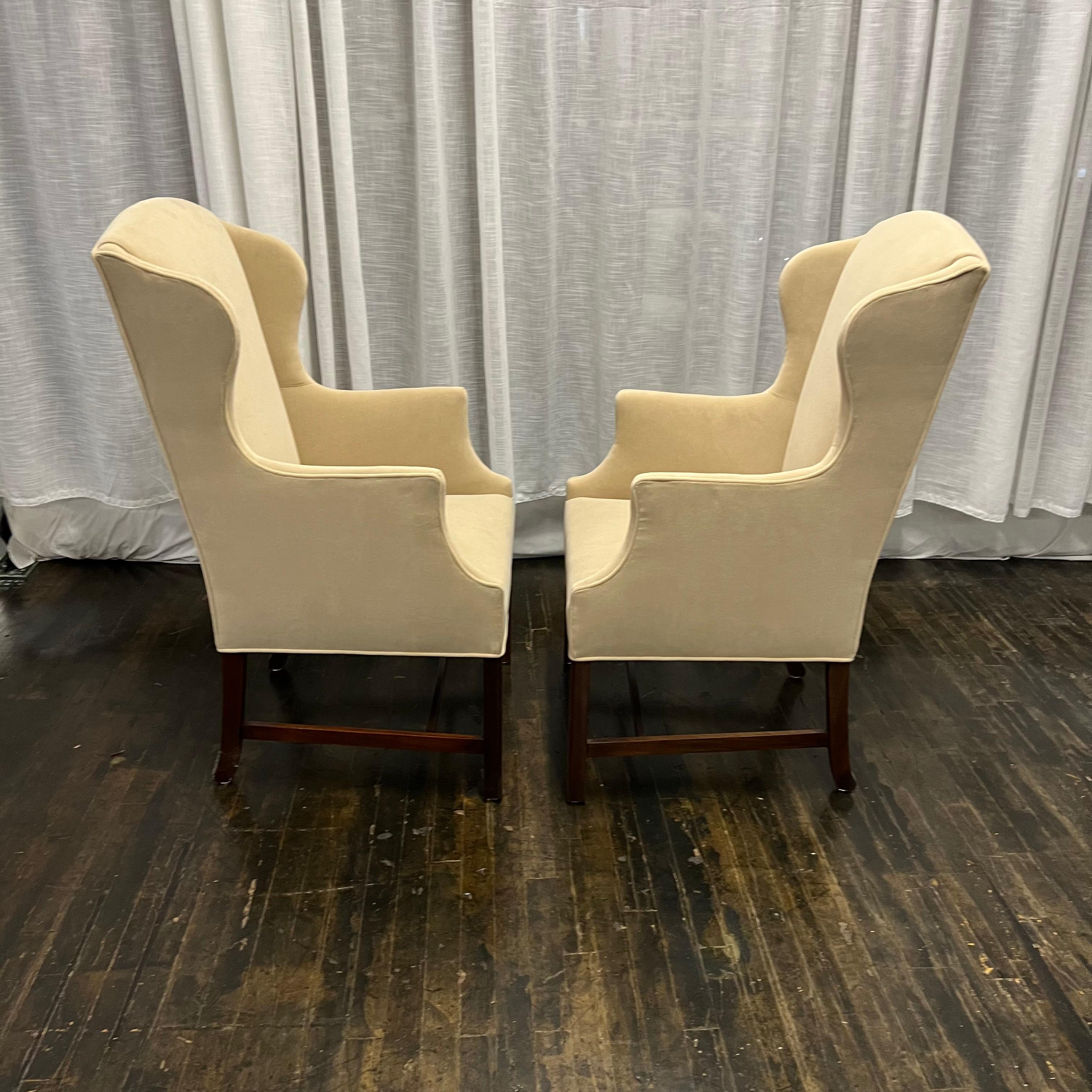 Tacheté Paire de chaises à oreilles de style Chippendale du milieu du siècle dernier en vente