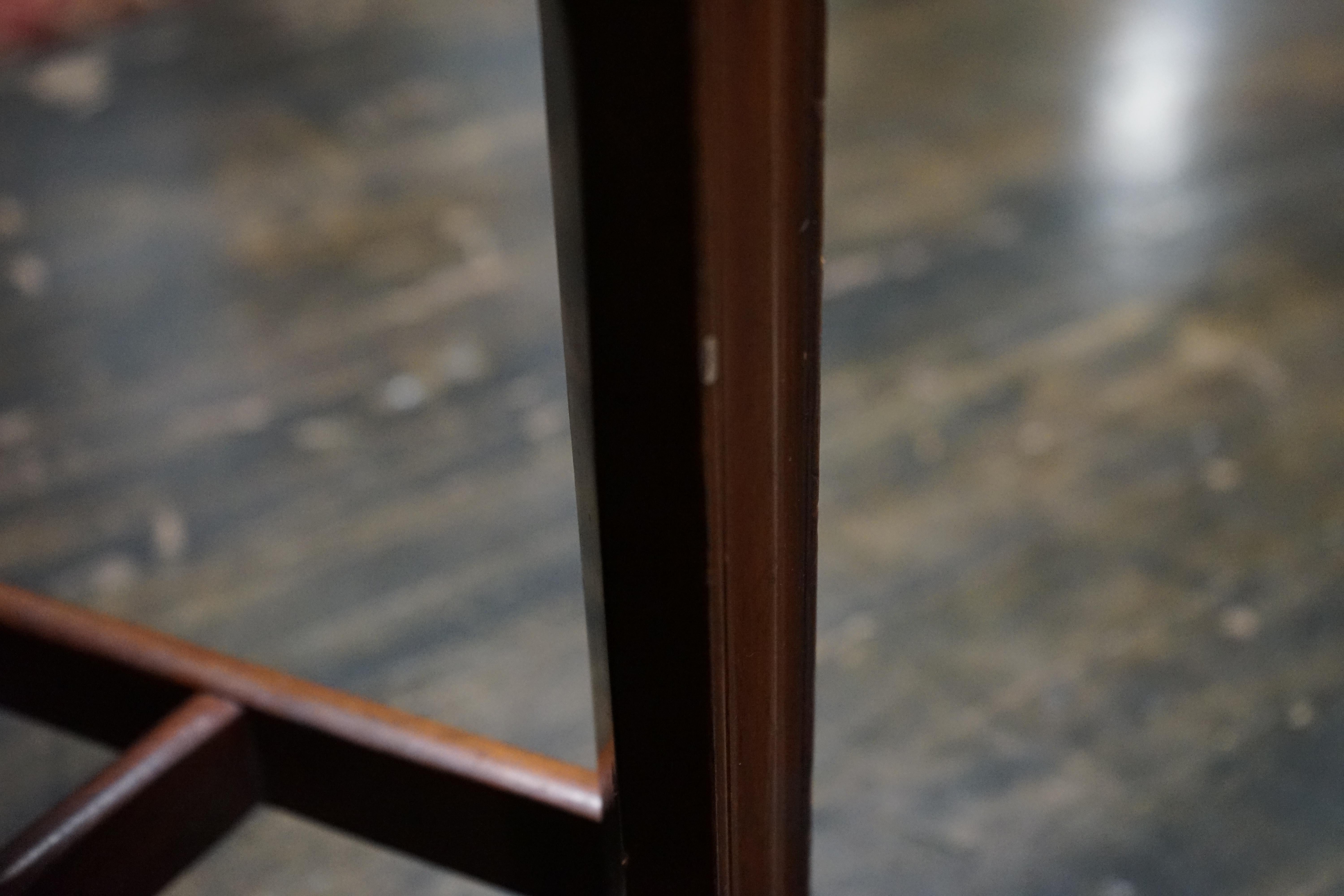 Coppia di sedie Wingback imbottite sottili attribuite a Kittinger in vendita 3