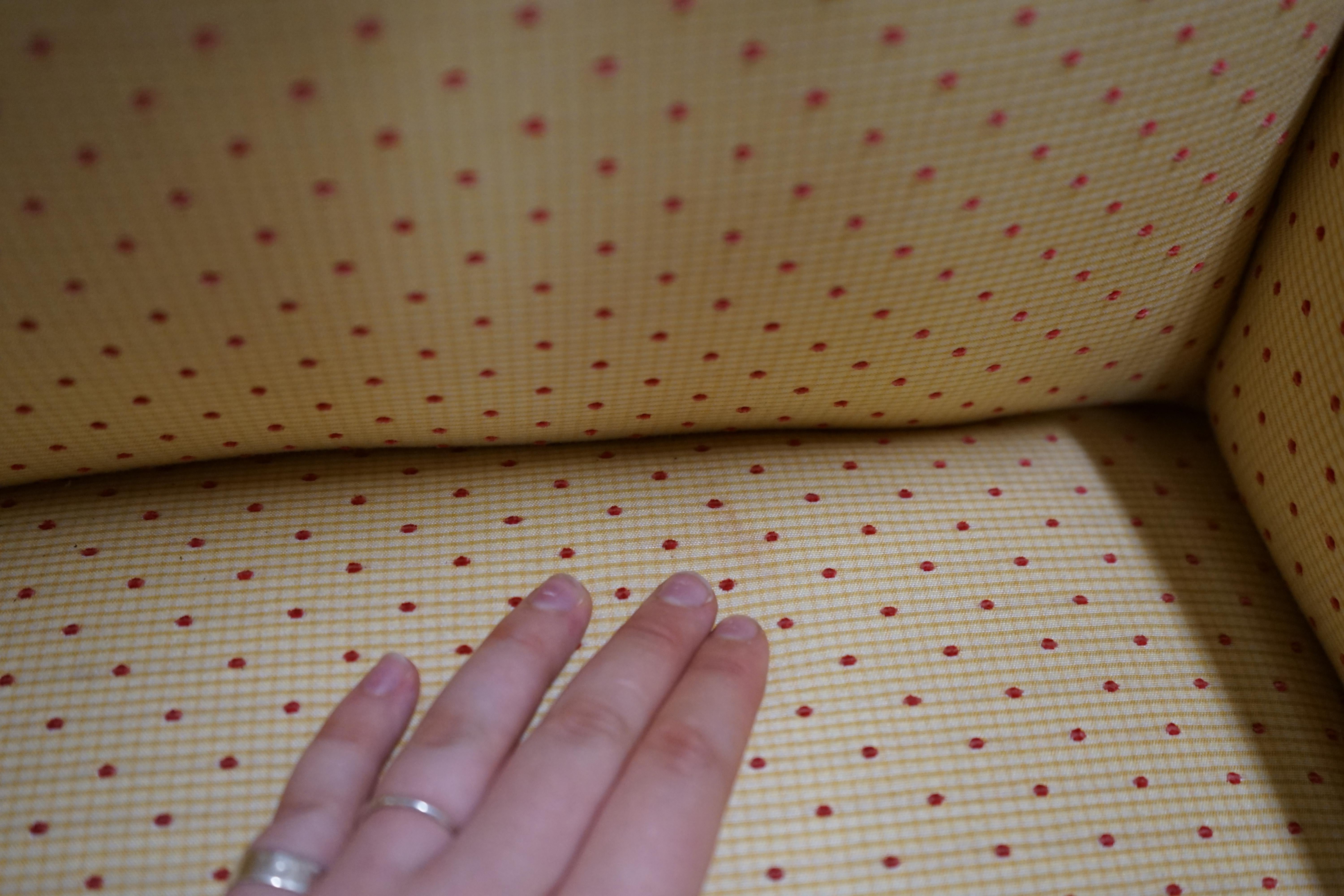 Coppia di sedie Wingback imbottite sottili attribuite a Kittinger in vendita 4