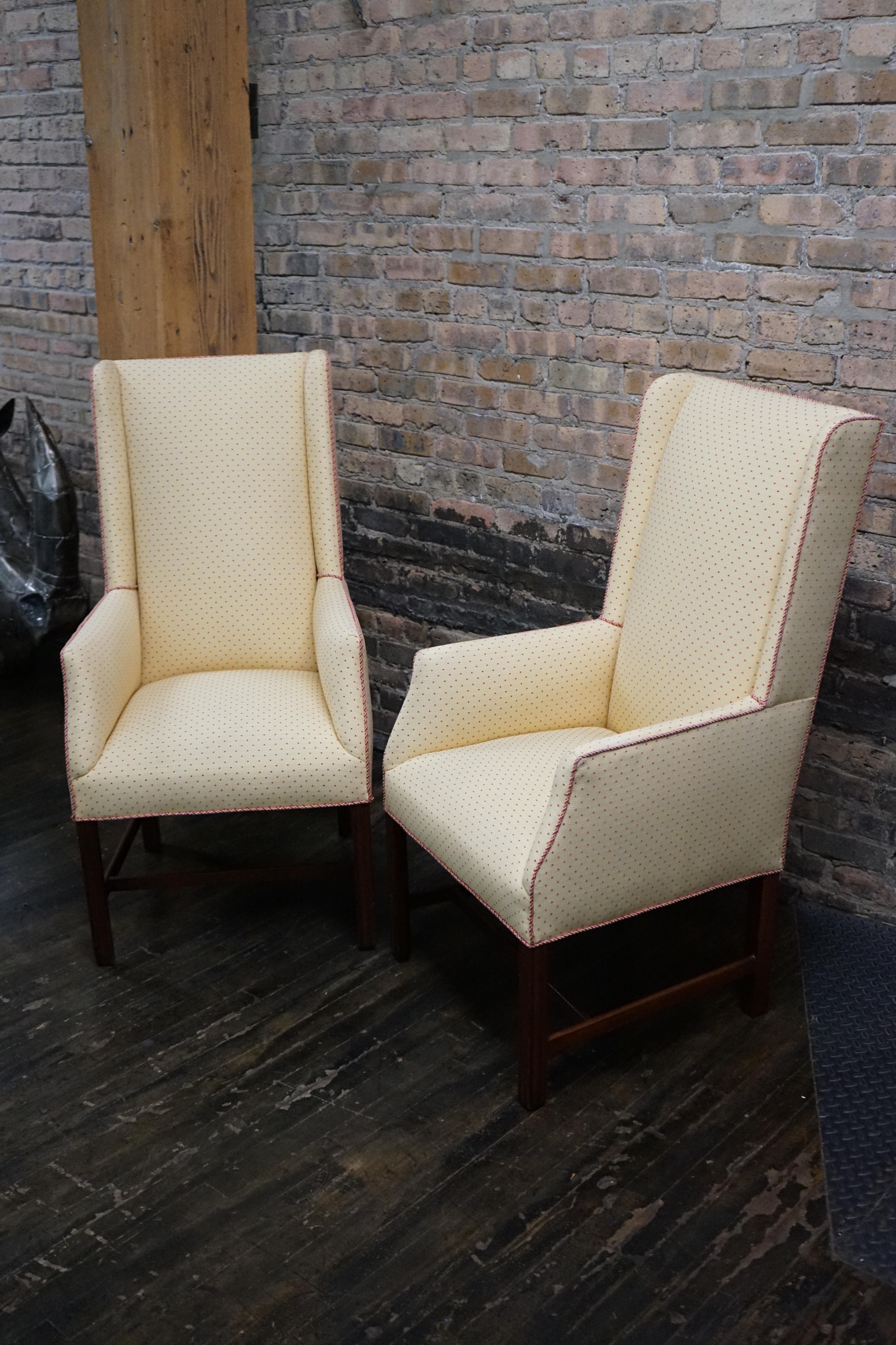 Metà XX secolo Coppia di sedie Wingback imbottite sottili attribuite a Kittinger in vendita