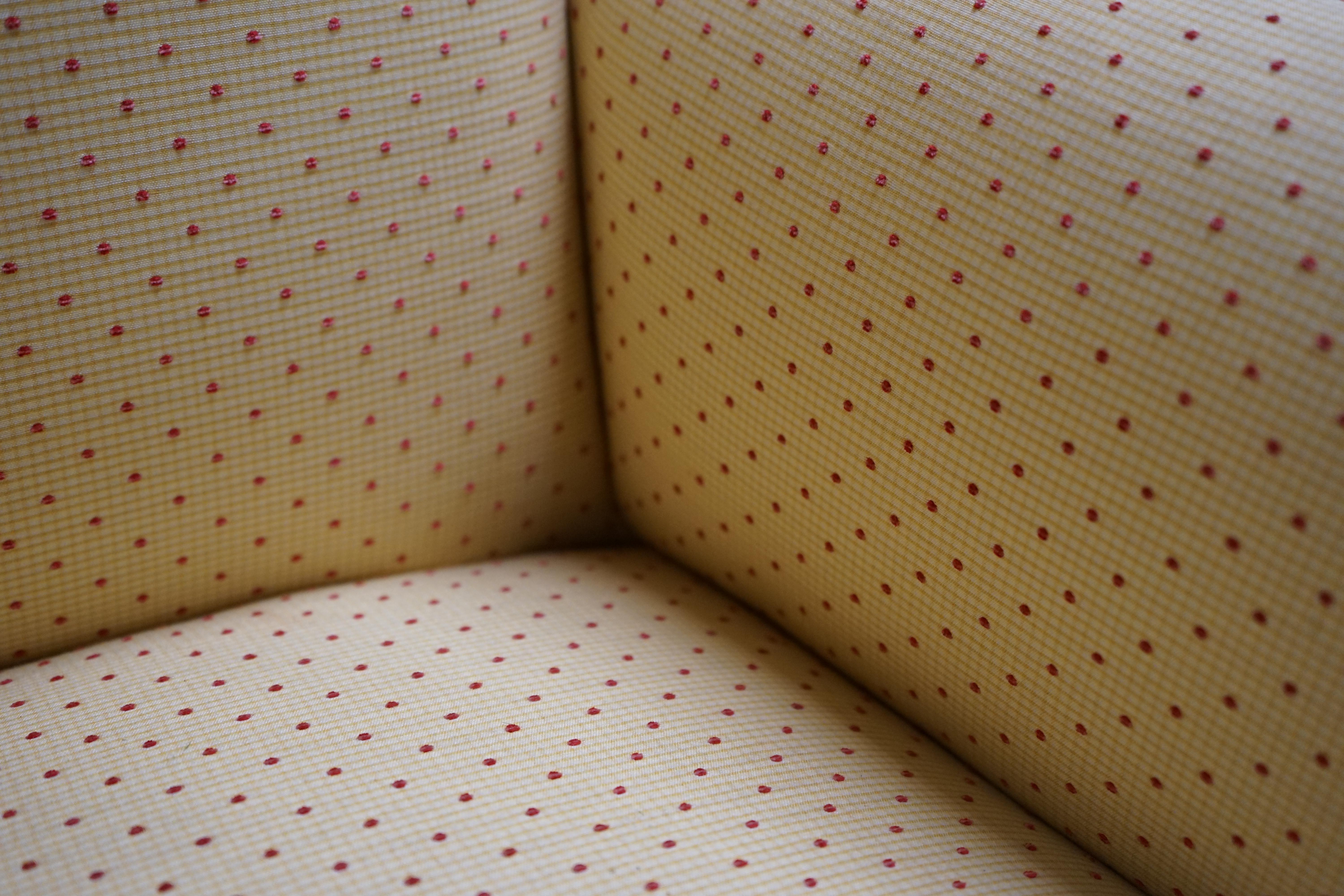 Coppia di sedie Wingback imbottite sottili attribuite a Kittinger in vendita 1