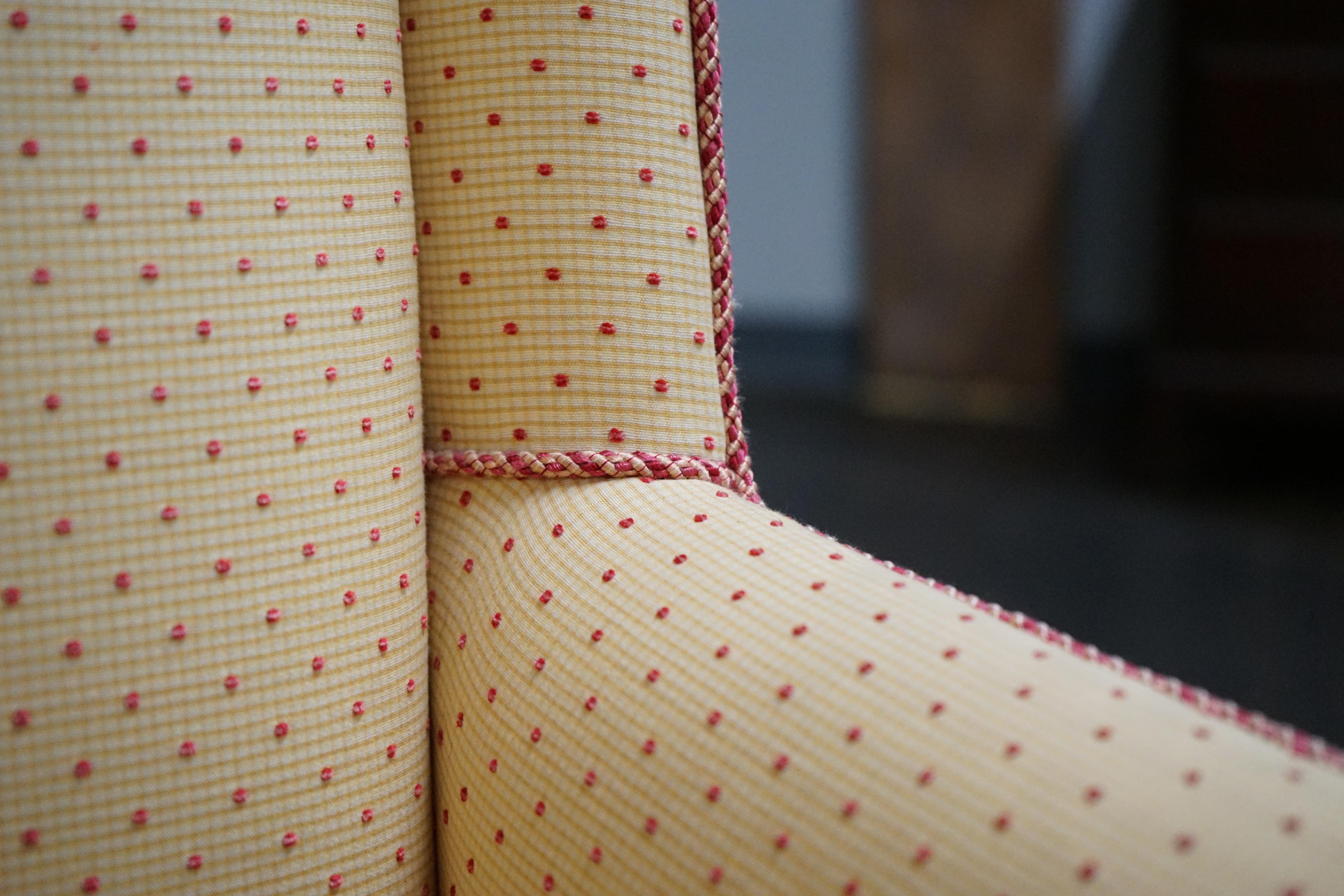 Coppia di sedie Wingback imbottite sottili attribuite a Kittinger in vendita 2