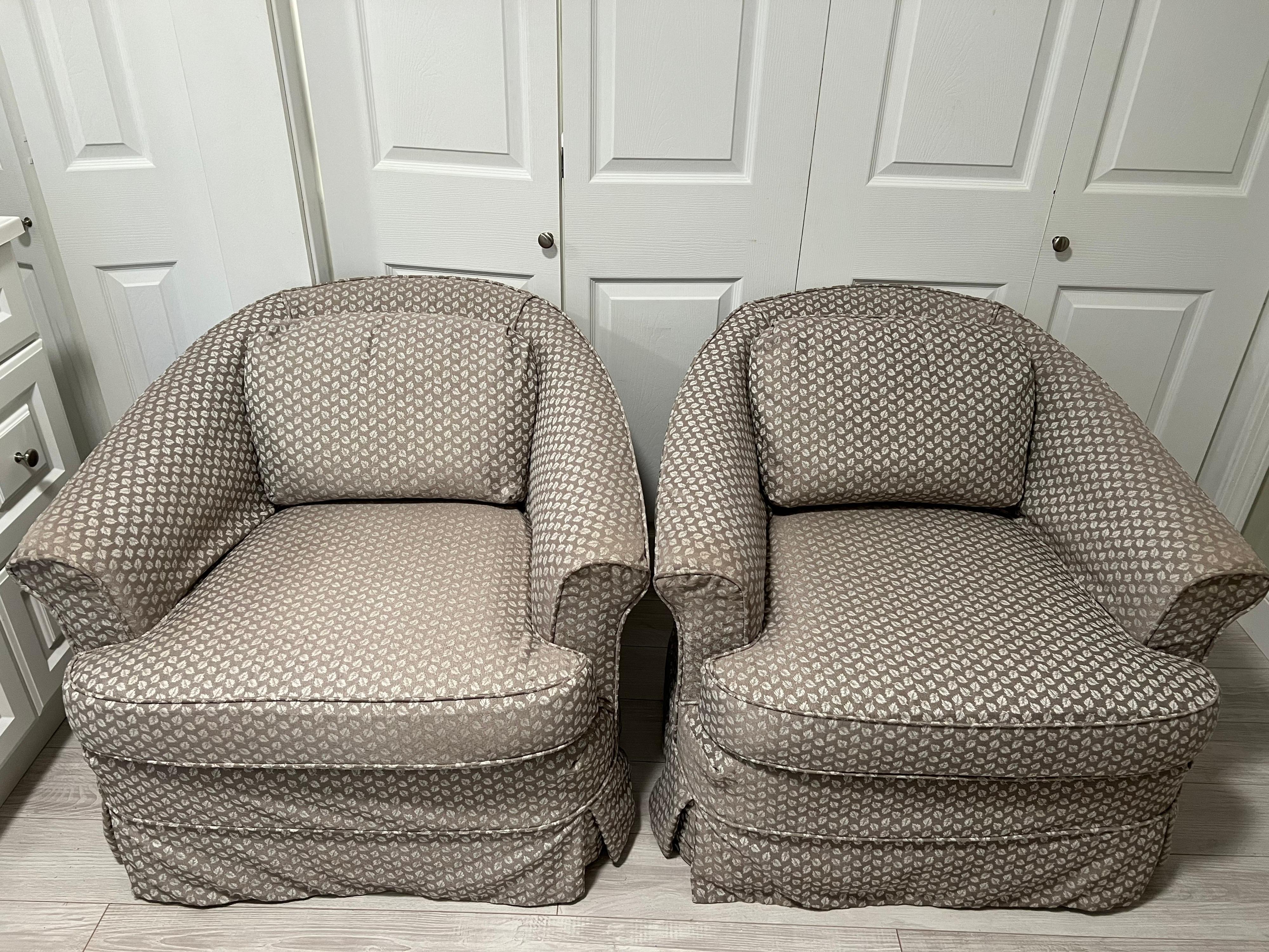 Paire de fauteuils club recouverts de tissu par Heritage Bon état - En vente à Redding, CT