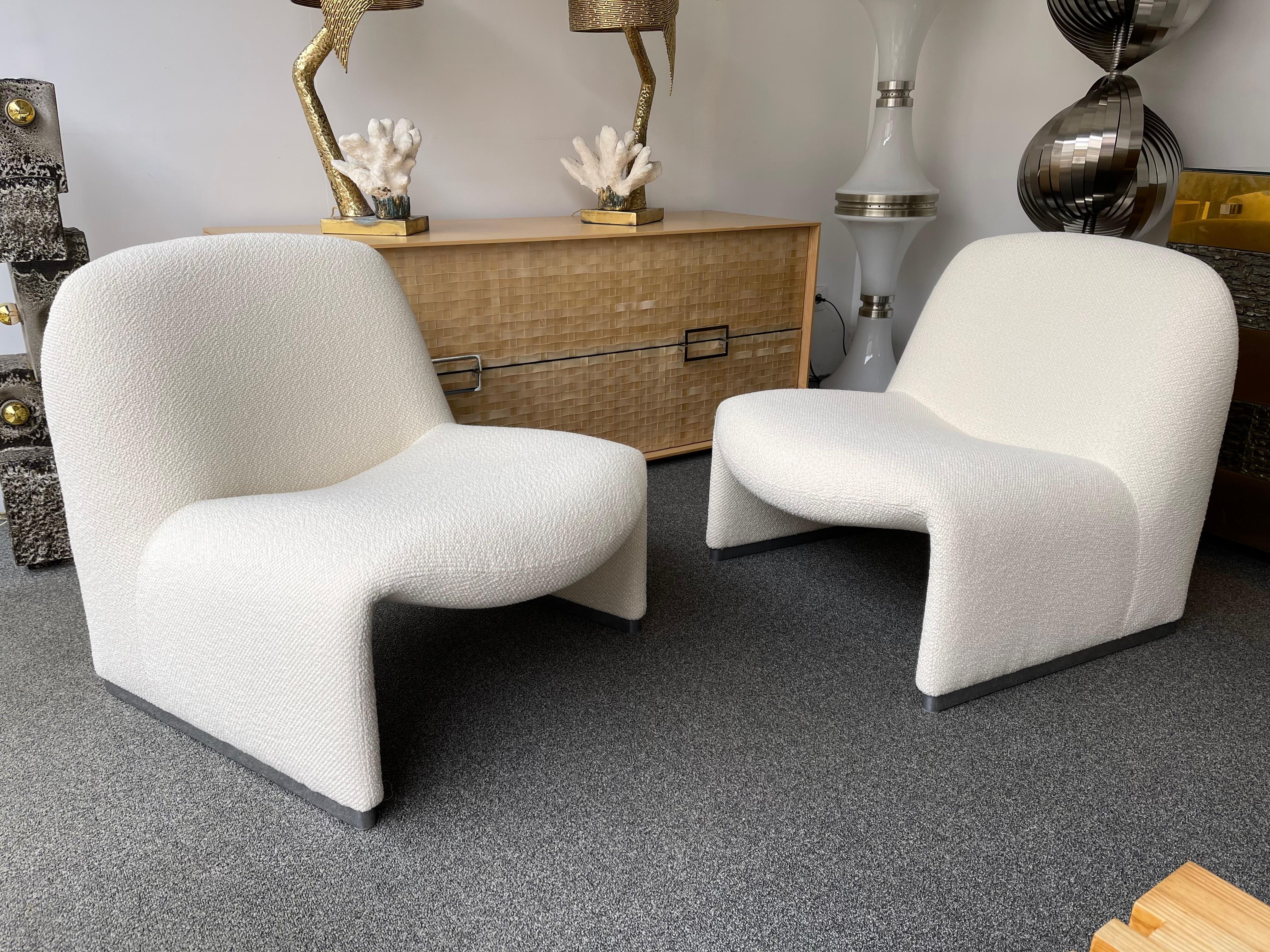 Pair of slipper chairs armchairs model Alky by the Italian designer Giancarlo Piretti for the editor manufacture Anonima Castelli design 1969, here is an edition from the 1970s fully upholstered new upholstery in bouclé fabric. Famous design like
