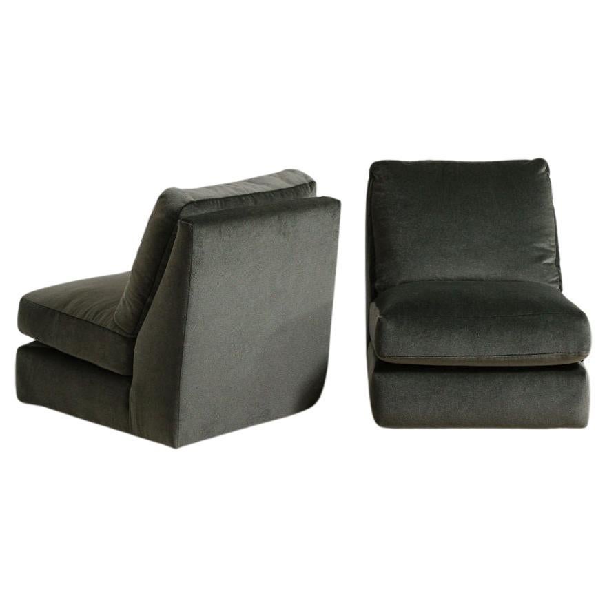 Une paire de fauteuils pantoufles des années 70 par Sieges Burov Paris. Les chaises ont de nouveaux coussins d'assise et de dossier et ont été retapissées dans un luxuriant mohair Cameron 100 %.

Burov Paris est une société de design française