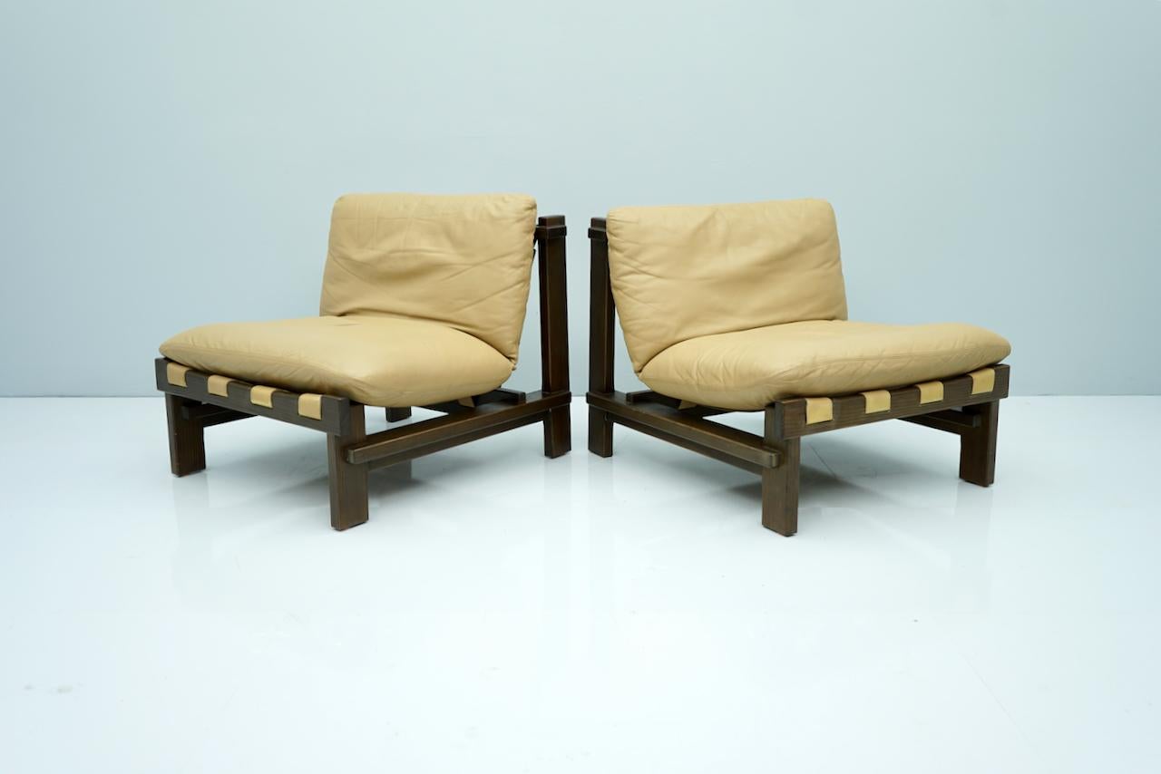 Pair of slipper chairs by Carl Straub, Denmark, 1960s. Stained oak and light brown leather. Beautiful details. Good to very good condition
2 Sets are available.