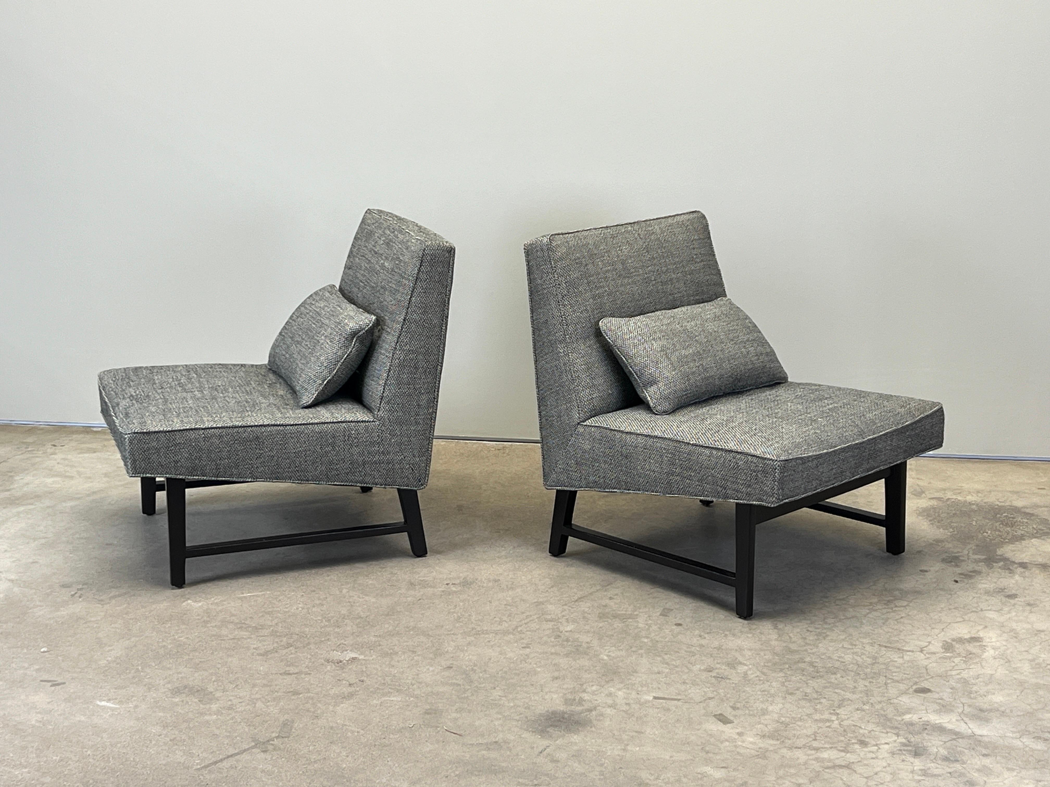 Une paire de chaises à pantoufles conçues par Edward Wormley pour Dunbar. Entièrement restauré. 