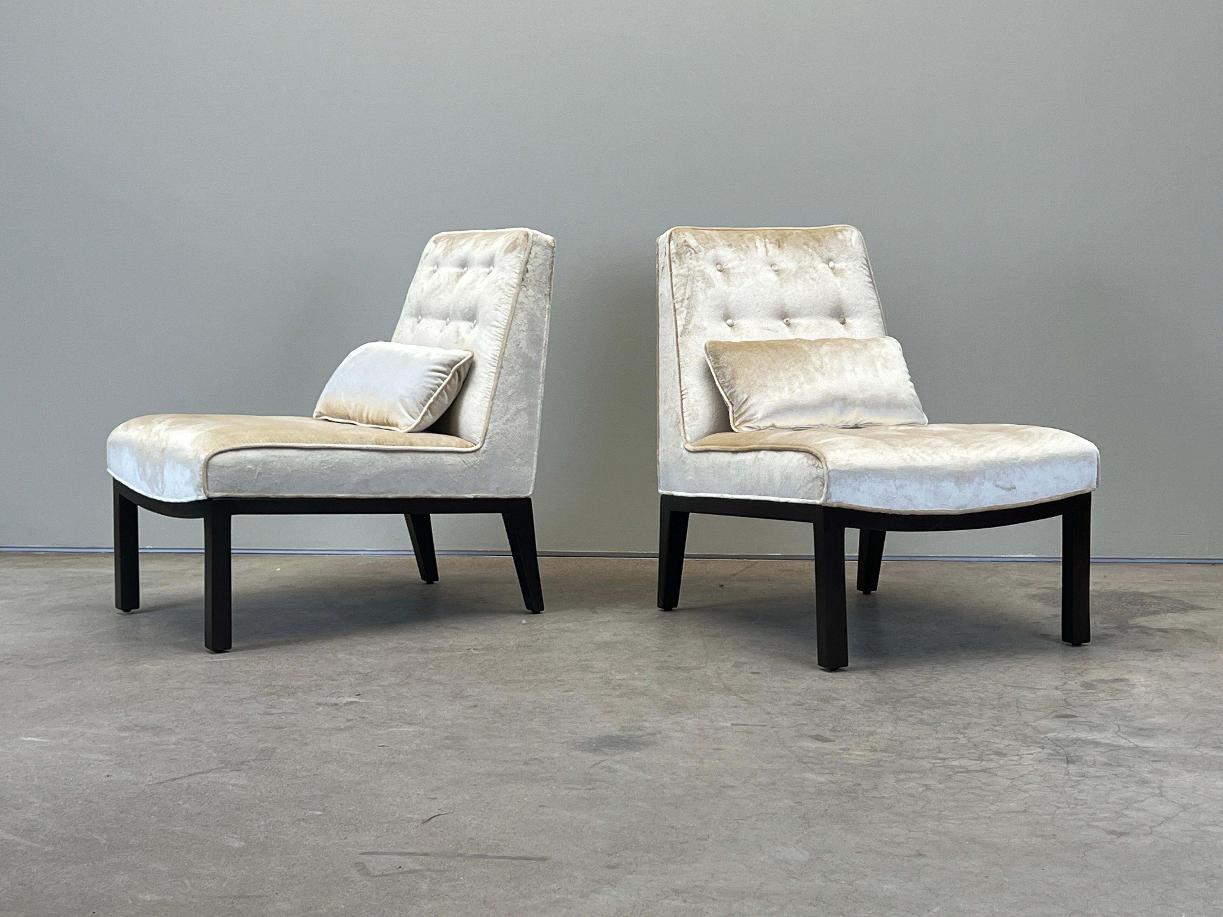 Paire de fauteuils pantouflards en acajou, recouverts de velours de soie champagne. Conçu par Edward Wormley pour Dunbar. Entièrement restauré. 