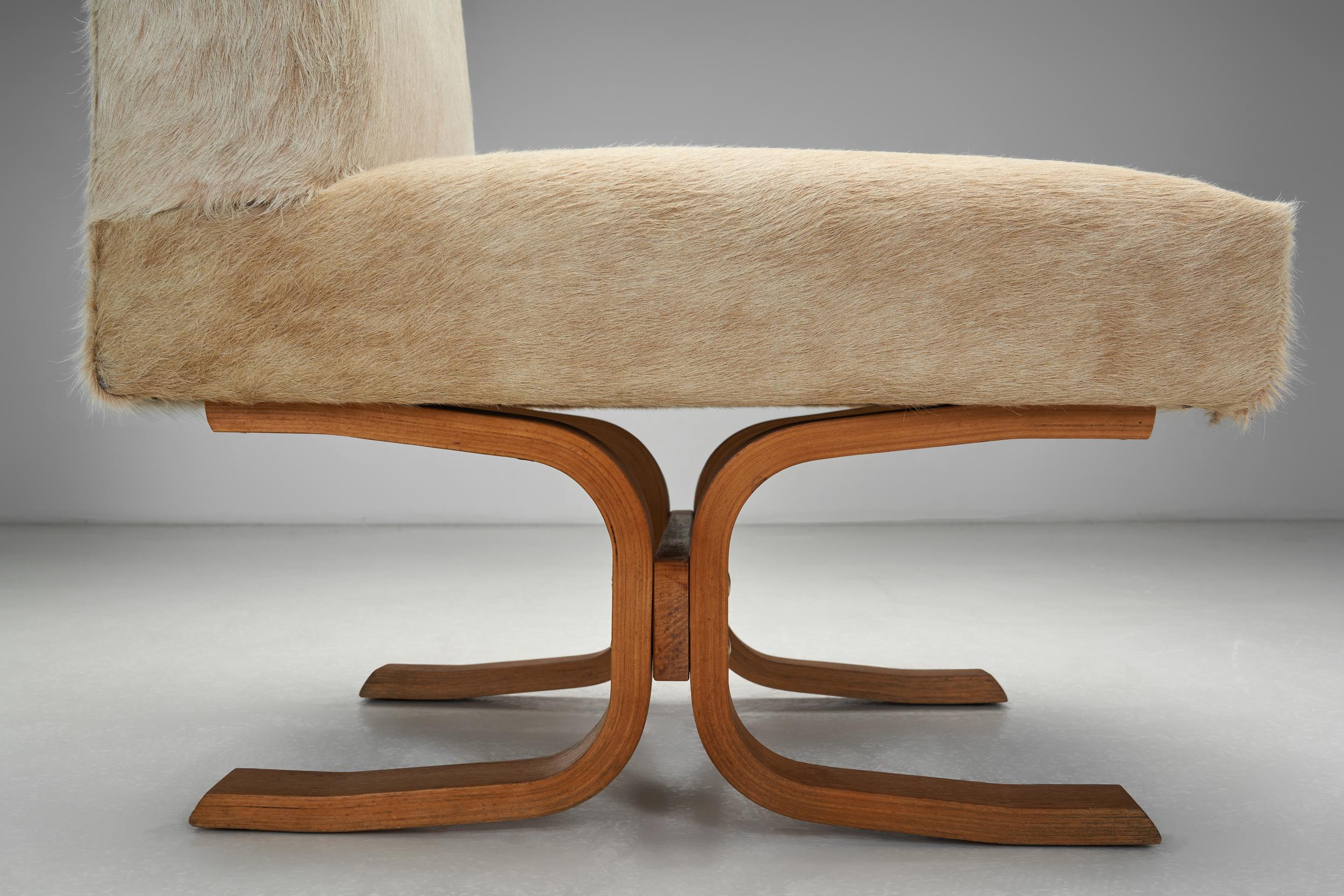 Paire de fauteuils pantoufles en ponyskin blanc cassé, Europe, années 1960 en vente 6