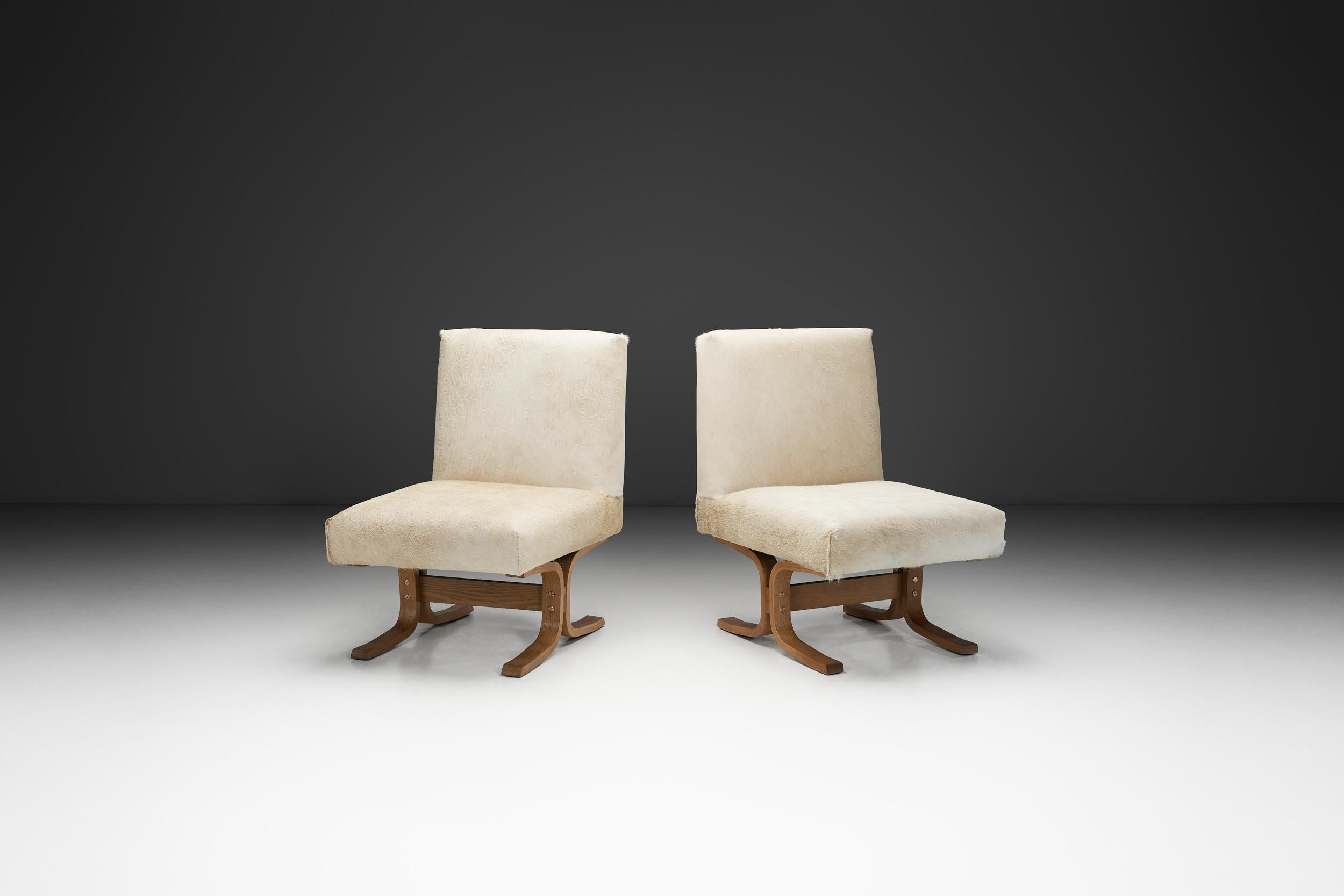 Paire de fauteuils pantoufles en ponyskin blanc cassé, Europe, années 1960 Bon état - En vente à Utrecht, NL