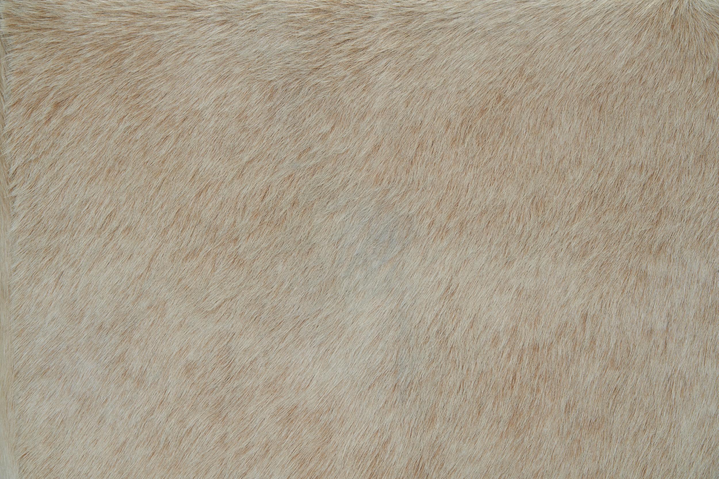 Paire de fauteuils pantoufles en ponyskin blanc cassé, Europe, années 1960 en vente 3