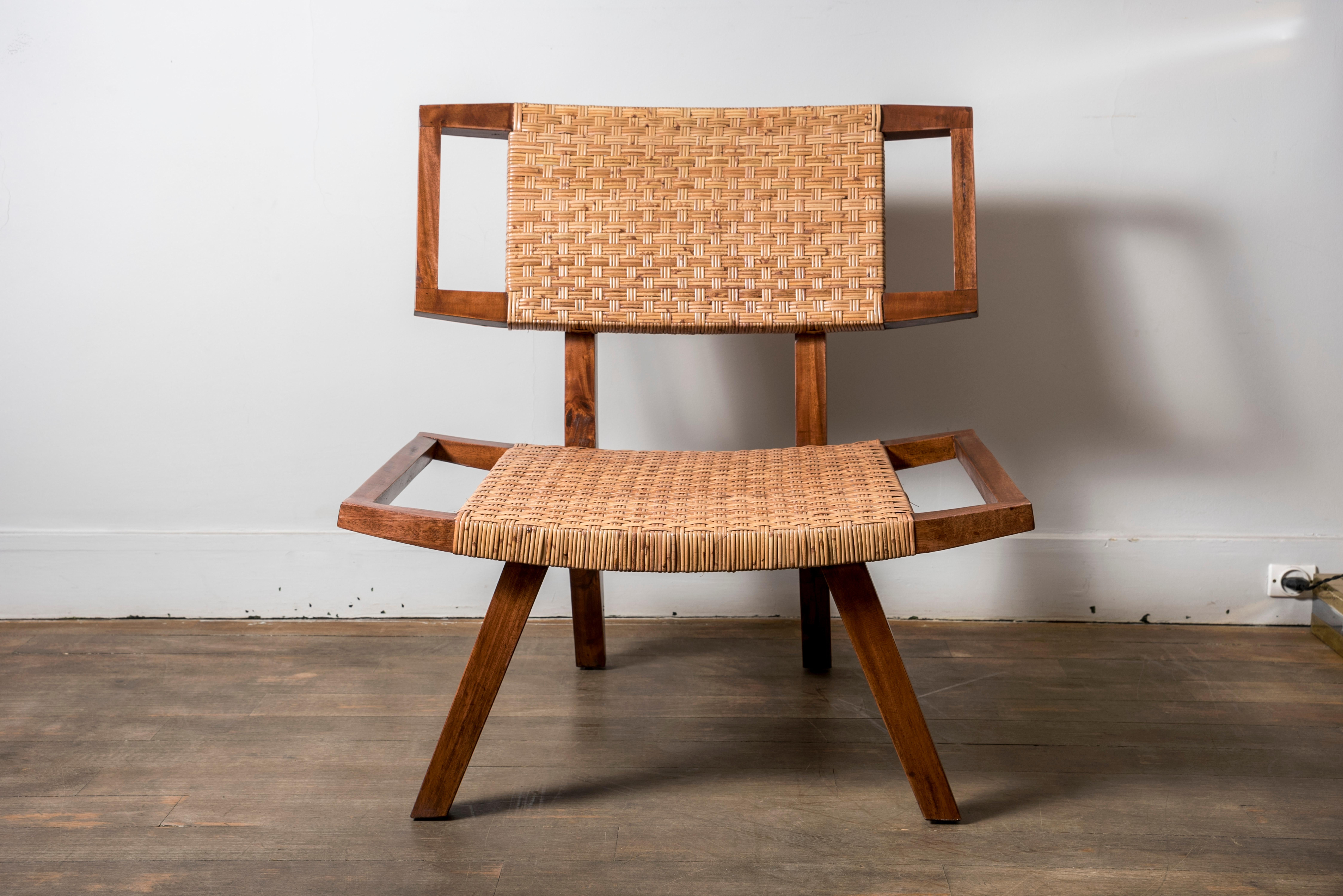 Pair of slipper chairs, original woven rattan (seat and back) and wood.
In the style of Paul Laszlo, a variation of the chair designed by Paul Laszlo and produced by Glenn of California, during the fifties.
USA, 1960s-1970s.