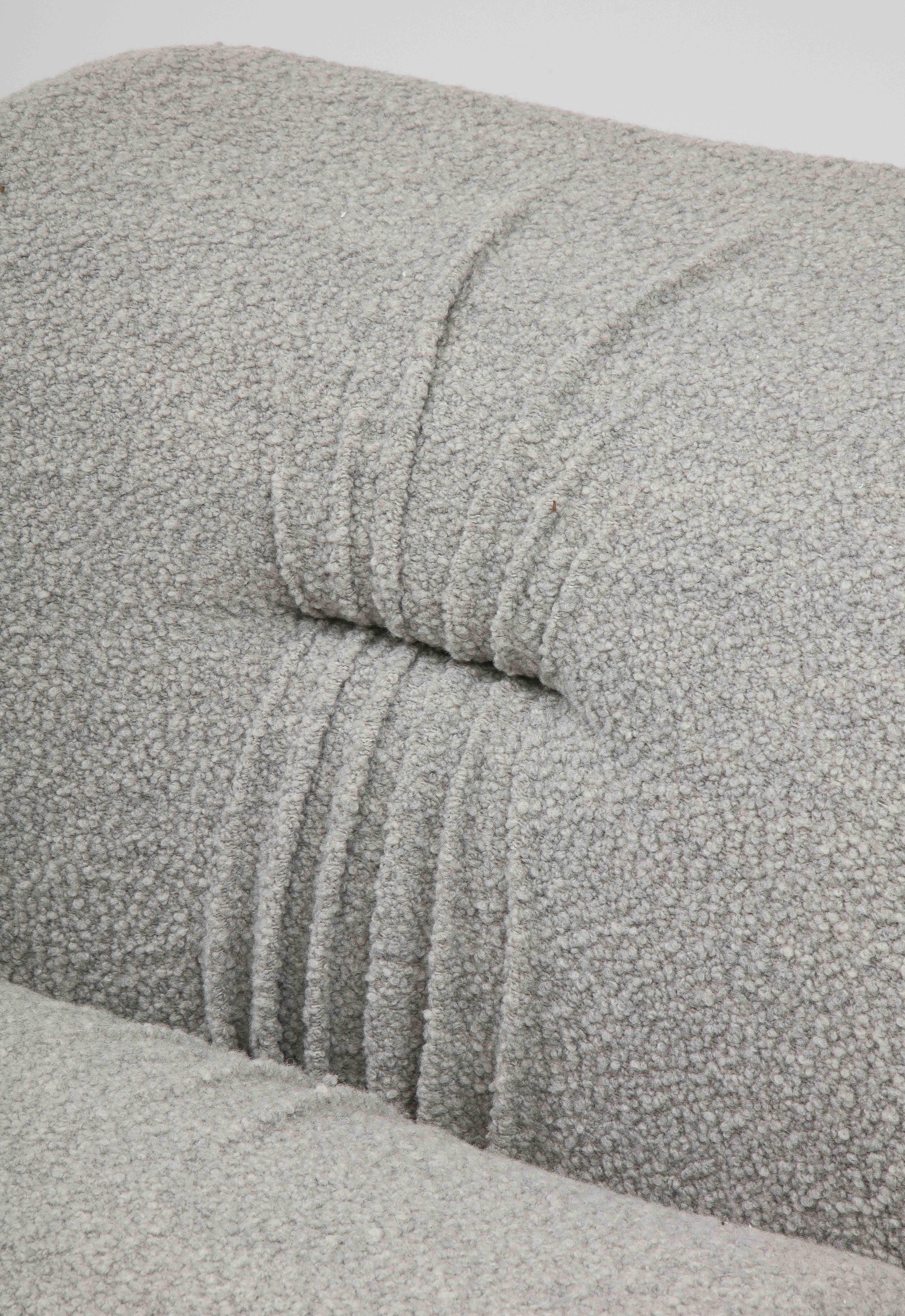 Hand-Crafted Pair of Slipper Lounge Chairs in Grey Boucle by Doimo Salotti, Italy, circa 1970 For Sale