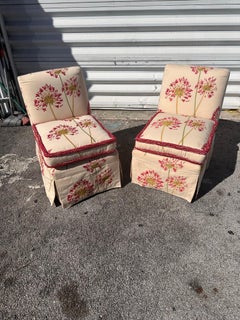 Ein Paar Pantoffelstühle mit einem Bezug mit Löwenzahnmuster