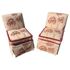 Ein Paar Pantoffelstühle mit einem Bezug mit Löwenzahnmuster