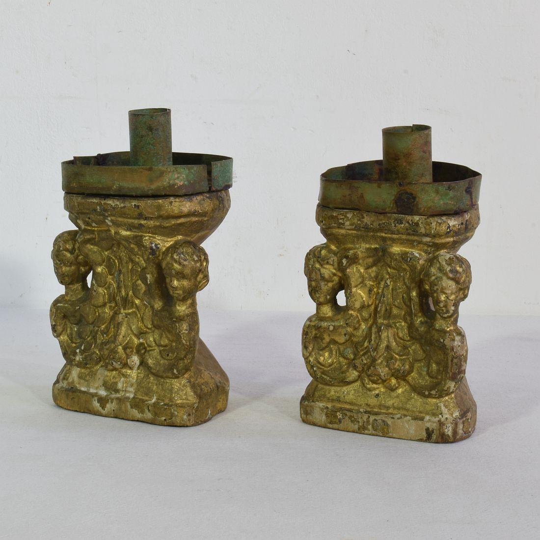 Pair of Small 17th/18th Century Italian Carved Baroque Candleholders with Angels In Good Condition In Buisson, FR