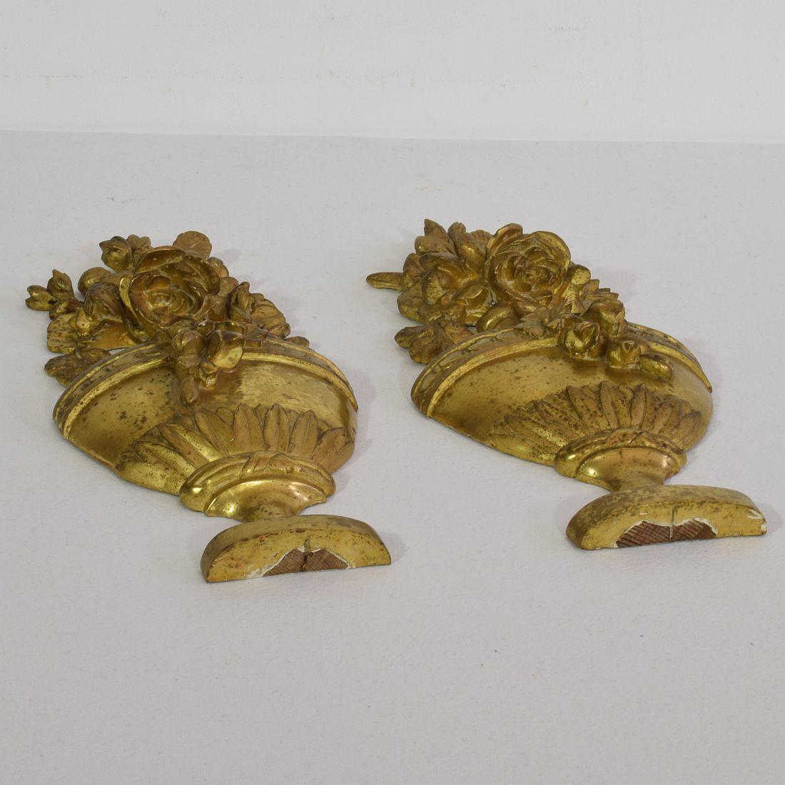 Pair of Small 18-19th Century French Carved Giltwood Neoclassical Vase Ornaments 11