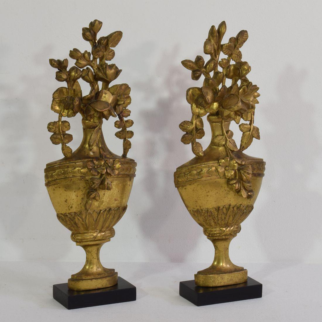 Pair of Small 18-19th Century French Carved Giltwood Neoclassical Vase Ornaments In Good Condition In Buisson, FR