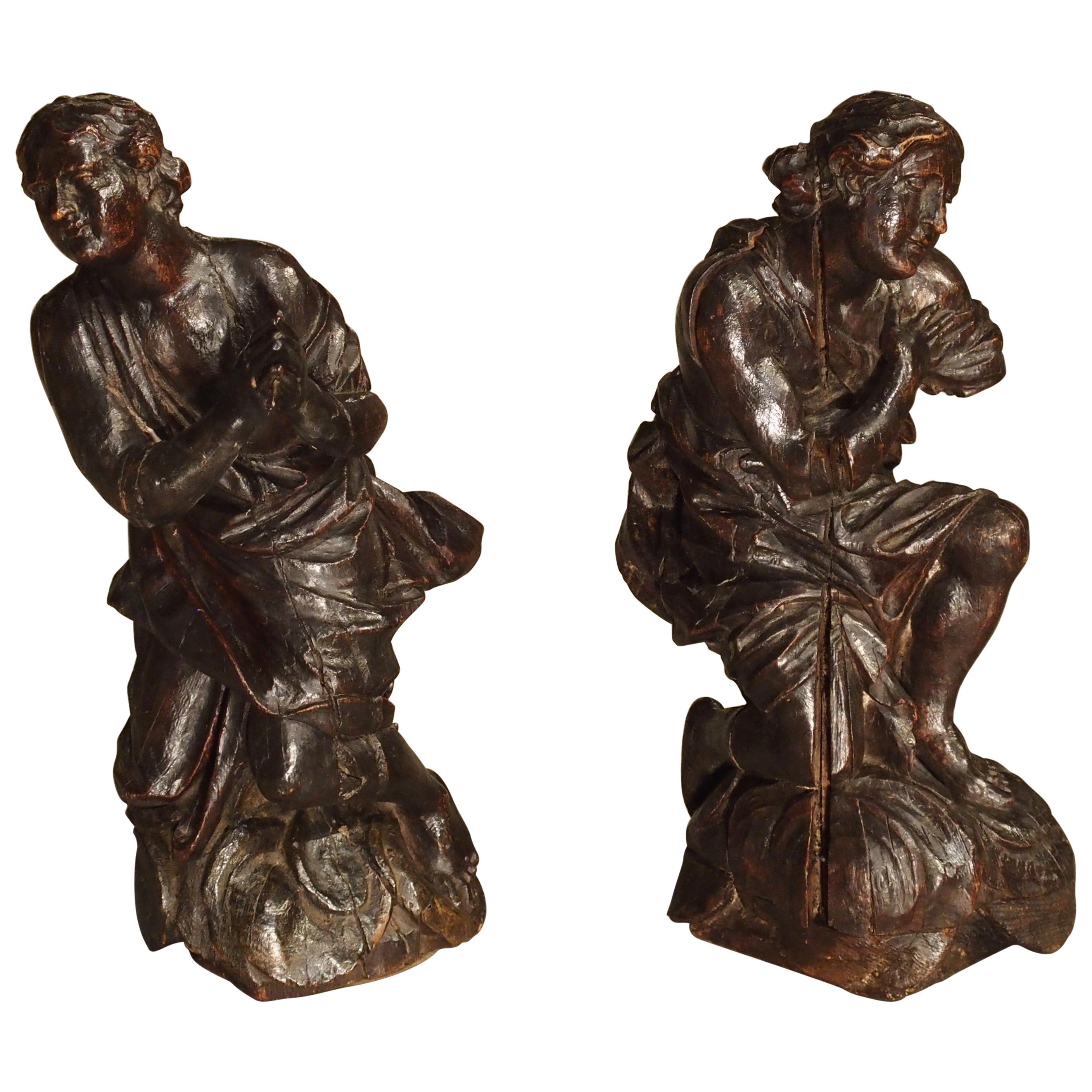 Paire de petites statues en chêne sculpté du 18ème siècle en provenance de France